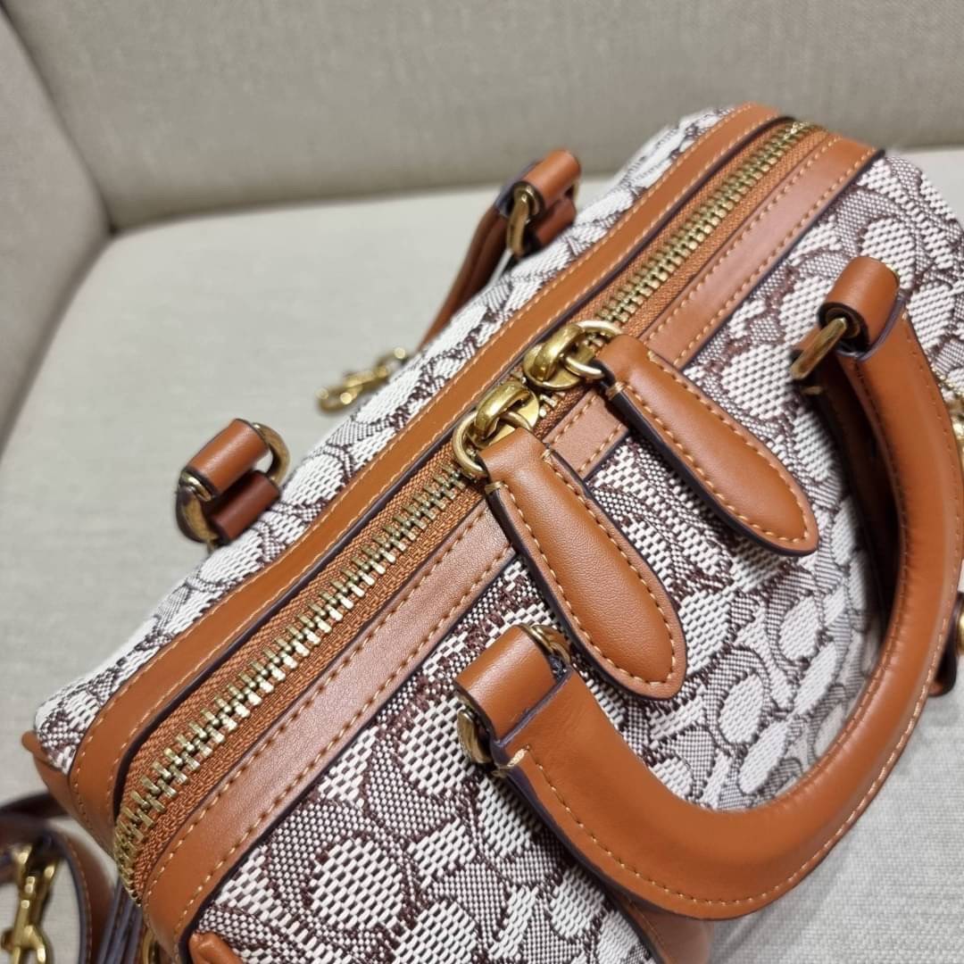 COACH C8529 RUBY SATCHEL 25 IN SIGNATURE TEXTILE JACQUARD ใหม่ก่อนใคร ไม่ต้องรอพรี! กับกระเป๋าทรงหมอนดีไซน์ใหม่ ใบใหญ่ แต่น้ำหนักเบา ด้วยวัสดุผ้า jacquard ถักทอลายซีเอกลักษณ์ ตัดสลับหนังแท้ เพิ่มดีเทลความหรู มาพร้อมหูจับในตัว และสายสะพายครอสสีเข้ากับตัวกร