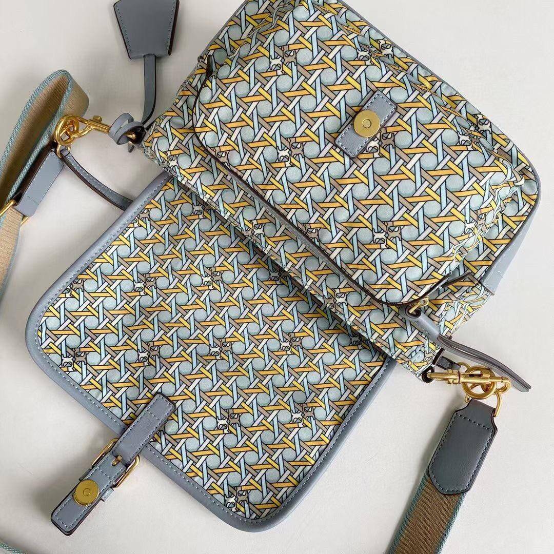 ของแท้ 💯% 】Tory Piper Printed Crossbody 80486 กระเป๋าถือ สะพายข้างหรือ Crossbody ได้ วัสดุผ้า nylon ด้านในโล่งมี1ช่องซิป และ1ช่องใส่ของจุกจิก ซับในผ้าสวยหรู