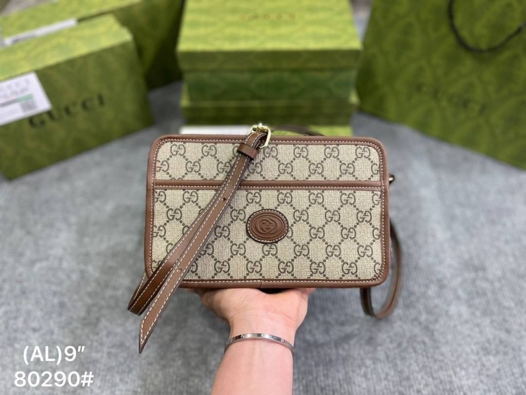 GUCCI Mini bag with Interlocking G กระเป๋าสะพายดีไซน์สวยสไตล์วินเทจดั้งเดิม รูปทรงกล่องใช้งานง่าย ใช้ได้ทั้งชายหญิง คลาสสิคและน่ารักในตัว ใช้ได้หลายโอกาสสะพายคล่องตัว เป็นอีกรุ่นที่แนะนำ ใช้ได้เป็น every look เลยค่ะ