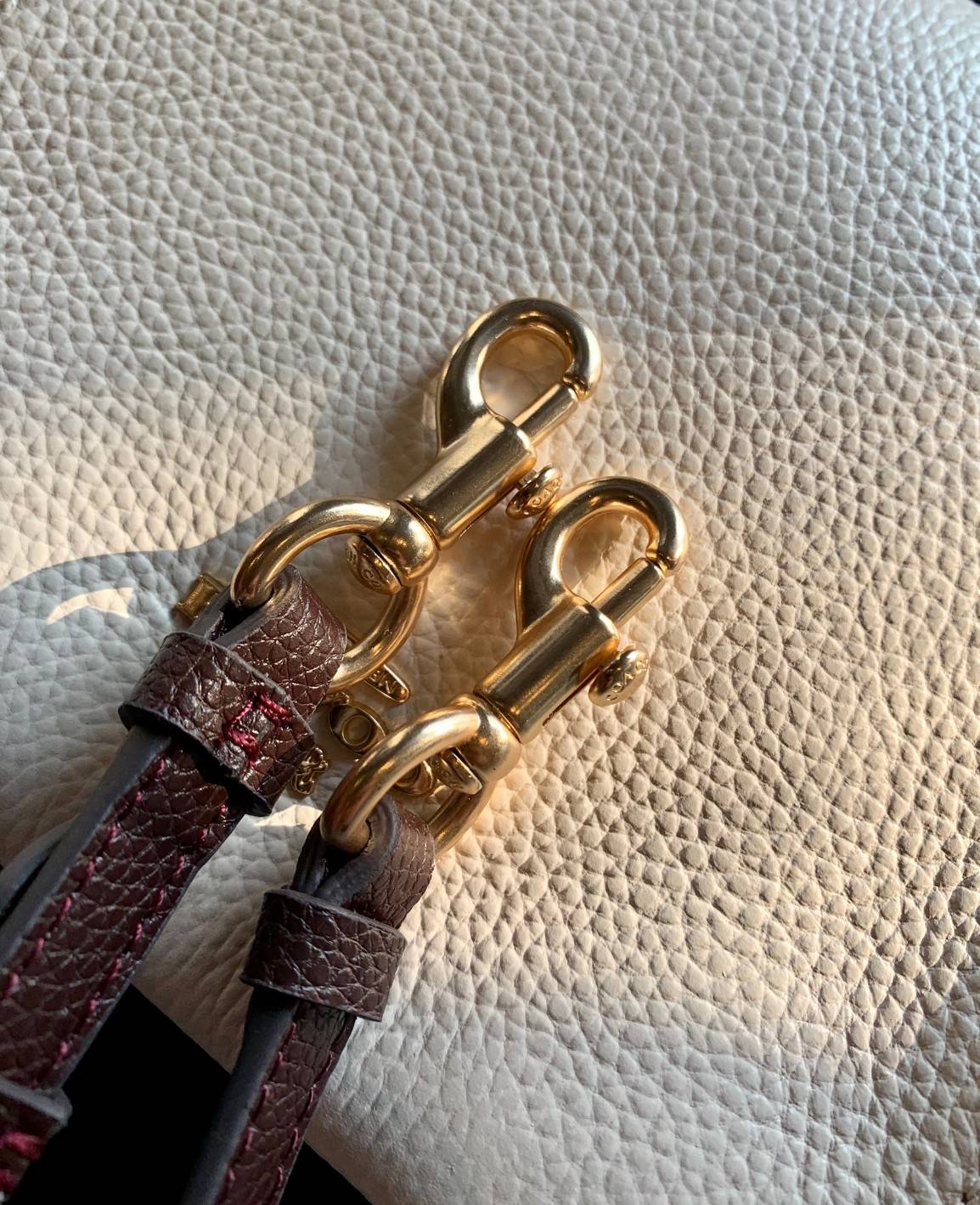 OUTLET COACH MINI CALLY CROSSBODY IN SIGNATURE ((5693//2134//2183)) พร้อมส่งที่ไทยทันที! กระเป๋าสะพายครอสบอดี้ร์ หนังแท้นิ่มอย่างดีค่ะ