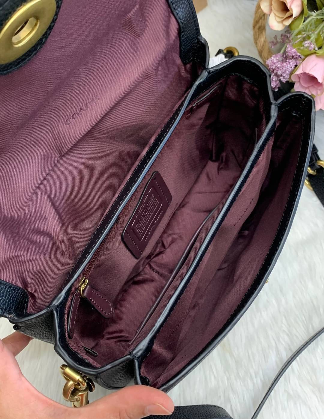 COACH CASSIE CROSSBODY BAG((68349//68348)) พร้อมส่งค่ะ! รุ่นฮิต กระเป๋าหิ้วได้//สะพายข้างหรือครอสบอดี้ร์ได้ หนังแท้นิ่มสวย เปิดปิดกระเป๋าแบบหมุนล็อค ภายในกระเป๋ามี3ช่องให้ใส่ของ แต่ล่ะช่องกว้าง สามารถใส่กระเป๋าเงินใบยาวได้;ของอื่นๆได้จุทีเดียวค่ะ ;มีช่องซ