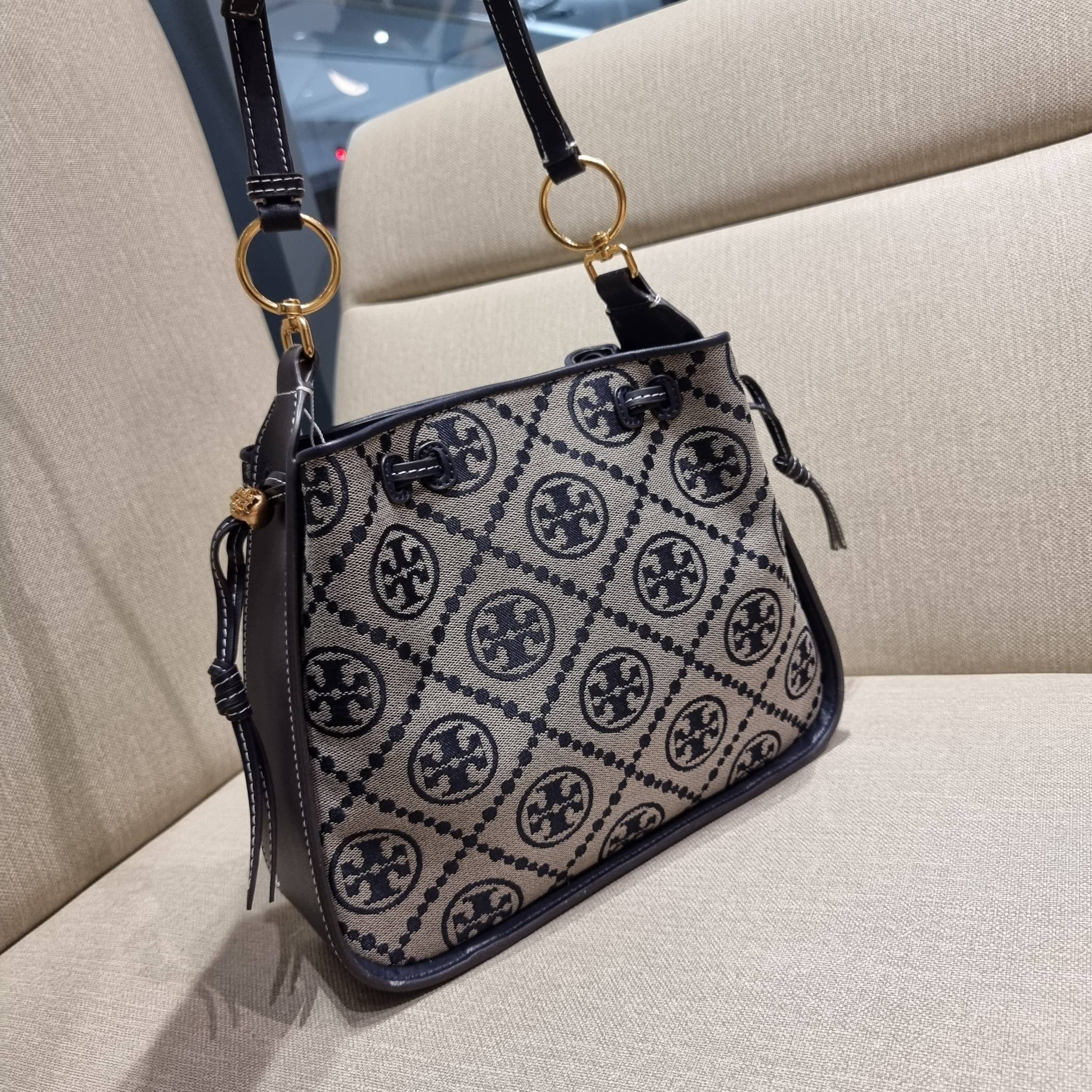 TORY BURCH T MONOGRAM JACQUARD BELL BAG คอลเลคชั่นใหม่ กับกระเป๋าลายโมโนแกรมยอดฮิต ที่มาในรูปทรงดีไซน์สวยเก๋ ชิคๆคูลๆ รับรองว่าไม่มีเกร่อ ตัวกระเป๋าทรงเหลี่ยม รูปเก็บทรงได้ในส่วนของปากกระเป๋า หรือไม่รูด ก็ได้ความสวยไปอีกแบบ วัสดุผ้า jacquard ตัดสลับหนังแท