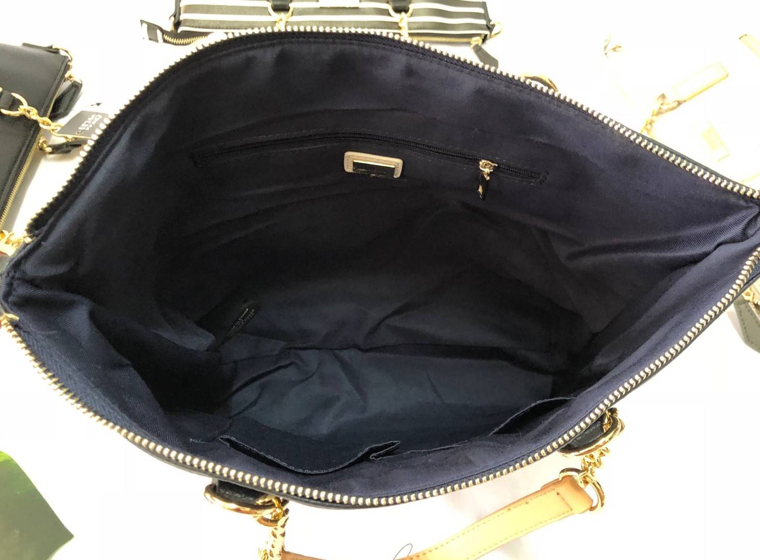 GUESS PU HANDBAG//SHOULDERBAG สินค้าเข้าใหม่!! กระเป๋าถือ/คล้องแขนหรือสะพายข้าง วัสดุหนังนิ่ม น้ำหนักเบา น่าใช้ ด้านหน้าติดอะไหล่โลโก้แบรนด์ประดับเม็ดคริสตัลหรู เปิดปิดกระเป๋าแบบซิป ภายในโล่ง ใส่ของจุ มีช่องซิปและช่องเล็กใส่ของจุกจิก หูหิ้วแบบโซ่ต่อหนังสว