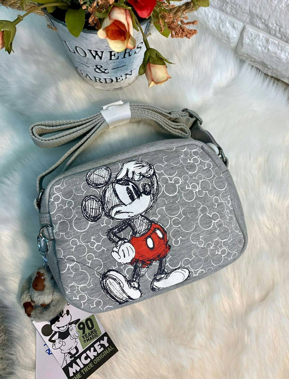 Kipling Mickey Plus Veni Crossbody Bag >>kipling factory oem HK ✔️1ในคอลเลคชั่น 90 ปี มิคกี้เม้าส์ ค่ะ ✔️พร้อมส่งที่ไทย ไม่ต้องรอพรี !! ✔️กระเป๋าสะพายครอสบอดี้ร์//สะพายข้าง ใบขนาดกำลังดี น่าใช้มากๆค่ะ ✔️แต่ละสี แต่ละลาย ว