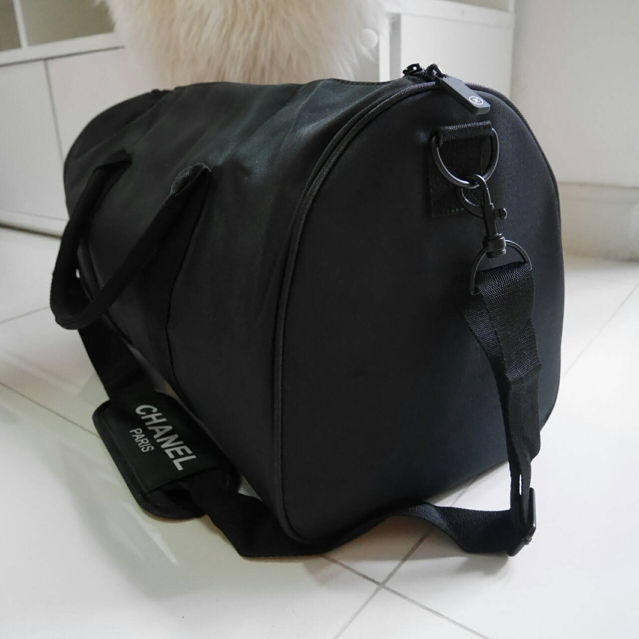 รุ่นใหม่ล่าสุด กับทรง travel & fitness bag กับ Chanel VIP Gift Bag Travel Bag Gym Duffel Weekend จากงานพรีเมี่ยมกิ้ฟแบรนด์หรูอย่าง Chanel ของแท้100% ตัวกระเป๋าเป็นผ้า Oxford หนาอย่างดี สกรีนโลโก้ GABRIELL CHANEL สีขาว เปิดปิดด้วยซิปแบรนด์ อะไหล่คุณภาพเยี่