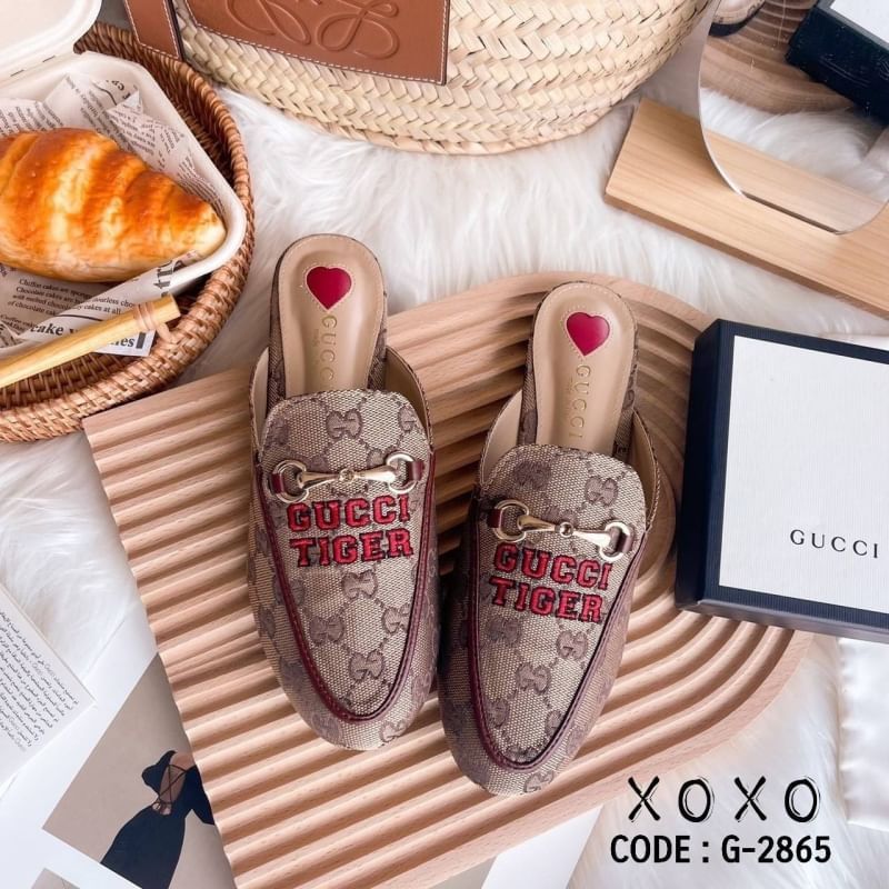 GUCCI รองเท้างานสวม ทรงเปิดส้น ปัก GG tiger (ตามภาพสินค้าจริง) พร้อมว่างอะไหล่ตะขอเกี่ยว สวย หรู (ตัวใหม่ ล่าสุดปีนี้เลยค่ะ) วัสดุผ้าลายแบรนด์ ด้านหน้าโค้งกว้าง ใส่สบาย น้ำหนักเบา แมทส์ชุดง่าย