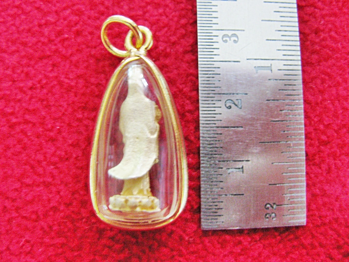 สินค้าหมดค่ะ จี้องค์เจ้าแม่กวนอิมปางถือดอกบัวโปรยน้ำทิพย์ เนื้อทองพ่นทรายเลี่ยมทองไมครอนพร้อมใบคาถาค่ะ