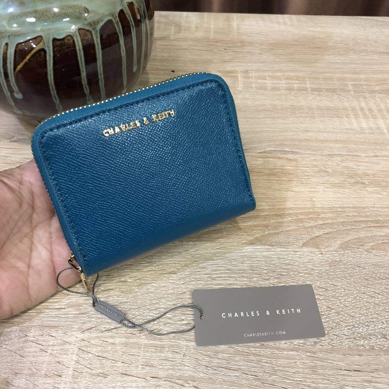 สีใหม่เข้าเพิ่มค่ะ! CHARLES & KEITH SHORT WALLET กระเป๋าสตางค์สั้นซิปรอบรุ่นใหม่ล่าสุดหนังคาเวียร์สวยหรูอยู่ทรงสไตล์PRADA ด้านหน้าประดับโลโก้แบรนด์ ภายในมีช่องใส่รูป ช่องซิปใส่เหรียญ และช่องใส่บัตรหลายช่อง สามารถใส่แบงก์พัน ธนบัตร เหรียญ ได้เหมือนกระเป๋าใ