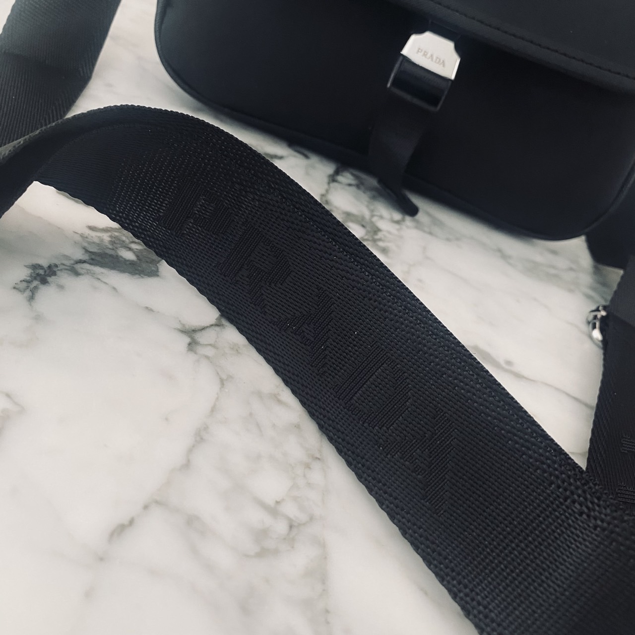 Prada Re-Nylon Messenger Crossbody Bag กระเป๋าสะพายทรงแมสเซ็นเจอร์ รุ่น Unisex ใช้ได้ทั้งชายหญิง รุ่นยอดนิยมดีไซส์เรียบง่าย โทนสีดำคลาสสิกเข้าได้กับทุกลุค