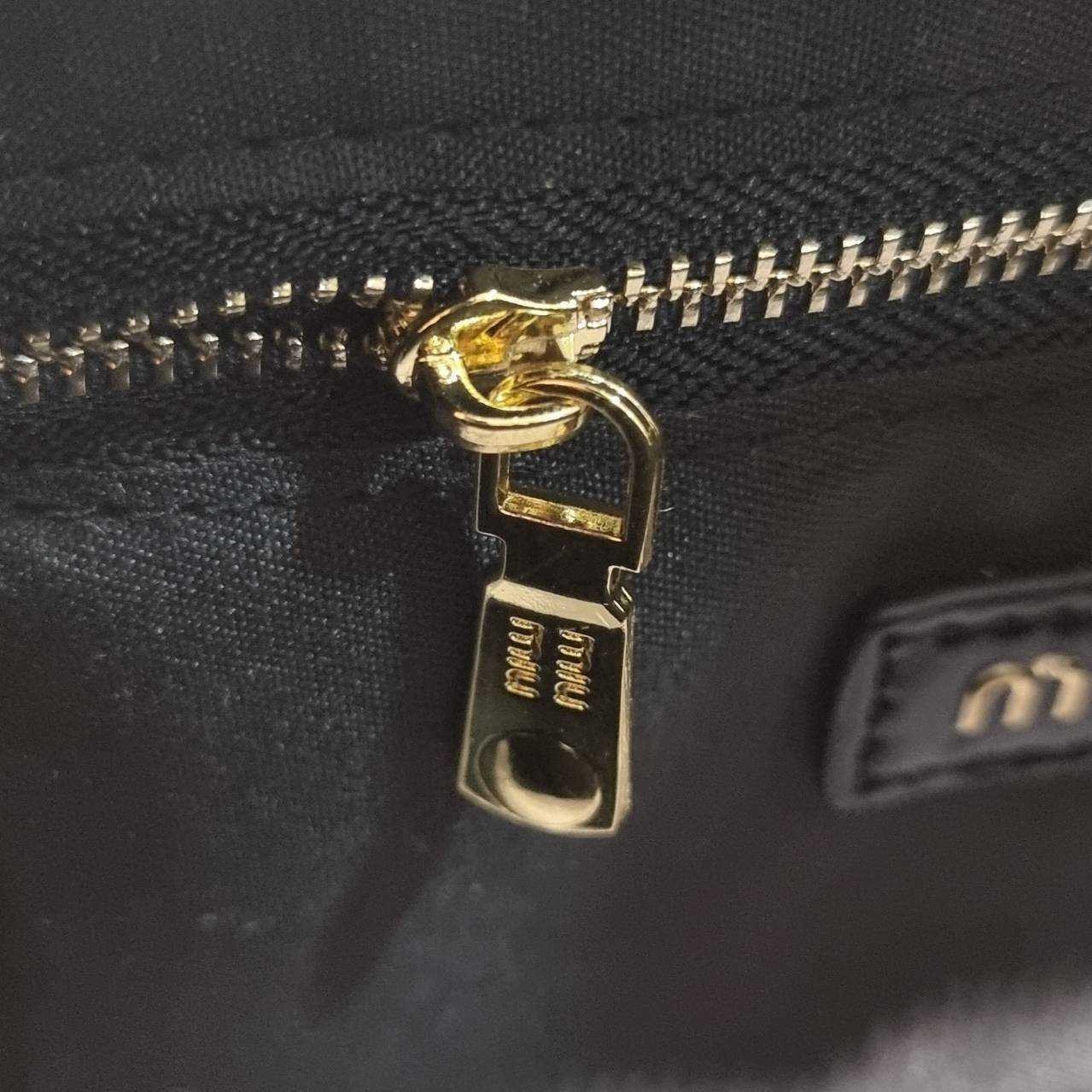 MIU MIU ARCADIE METELASSE LEATHER BAG กระเป๋าถือ/สะพายสุดชิค ที่ไม่มีตอนนี้คือพลาด ดีไซน์เพิ่มดีเทล ด้วยการเดินด้ายเป็นเอกลักษณ์ สวยดูแพง หูจับในตัวง่ายและสะดวกพกพา