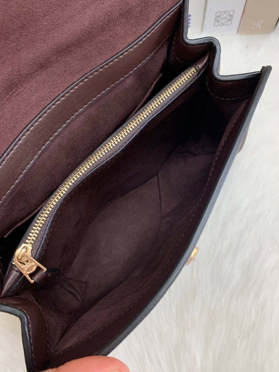 สวย หรู ดูดี รุ่นนี้กัยเลยค่า!! COACH TILLY TOP HANDLE SATCHEL IN SIGNATURE ((76620)) พร้อมส่งความสวย ห้ามพลาดค่ะ! กระเป๋าหิ้ว//คล้องมือ//สะพายข้างได้ ทรงสวย หนังแท้เรียบ+ลายCได้สวยงามค่ะ เปิดปิดกระเป๋าแบบหมุนล็อค ภายในมีช่องหลักใส่ของ2ช่อง สามารถใส่กระเป