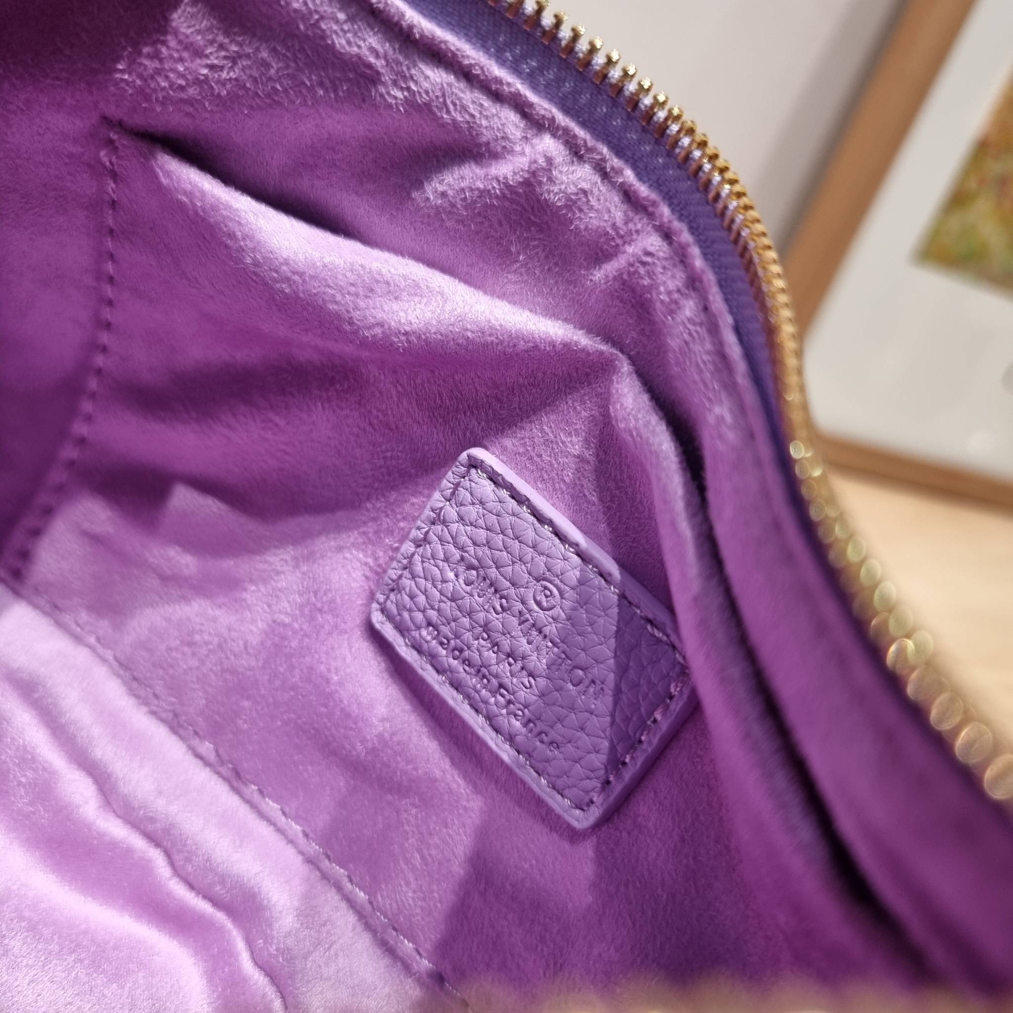 LV Mini Moon Monogram Empreinte Leather ใหม่ล่าสุด สวยสับ สวยตัวแม่ ไอเท็มเก๋ๆ ใบเดียวก็เลิศ กับกระเป๋าสะพายทรงพอช ขนาดกำลังน่ารัก พกพาง่าย รูดใช้งานสะดวกด้วยซิป ภายในเป็นช่องโล่ง มีช่องซิป ส่วนสายสะพายปรับสั้นยาวได้ตามเหมาะสม ดูดี ดูแพงทุกสี