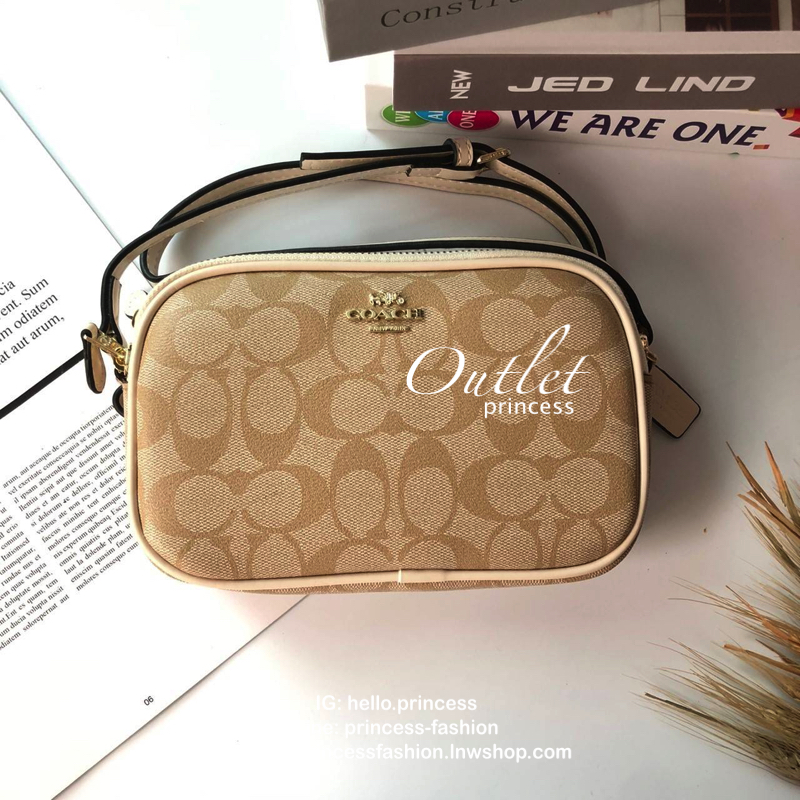 COACH MINI CROSSBODY BAGกระเป๋าสะพาน size mini วัสดุหนังลาย signature เปิด - ปิดด้วยซิป แบ่ง2 ช่องใหญ่ ภายในโล่ง ใส่ wallet สั้น มือถือได้ทุกรุ่น และของใช้จุกจิก พร้อมสายยาวถอด ปรับได้ค่ะ