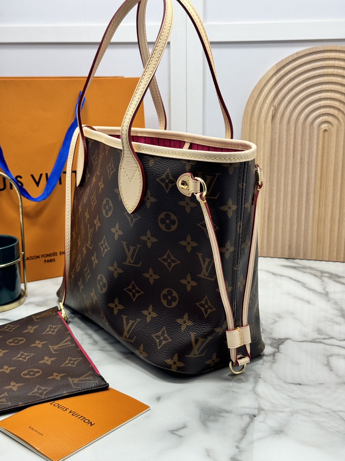 TOP ORI หนังแท้ | LV Neverfull PM bag Monogram Canvas กระเป๋าสะพายทรงโท้ท PM ดีไซน์คลาสสิกเหนือกาลเวลาเข้ากับดีเทลที่สืบทอดมายาวนาน Monogram แคนวาสแต่งขอบหนัง ดีไซน์พื้นที่ด้านในกว้างทว่าดูเพรียวบาง