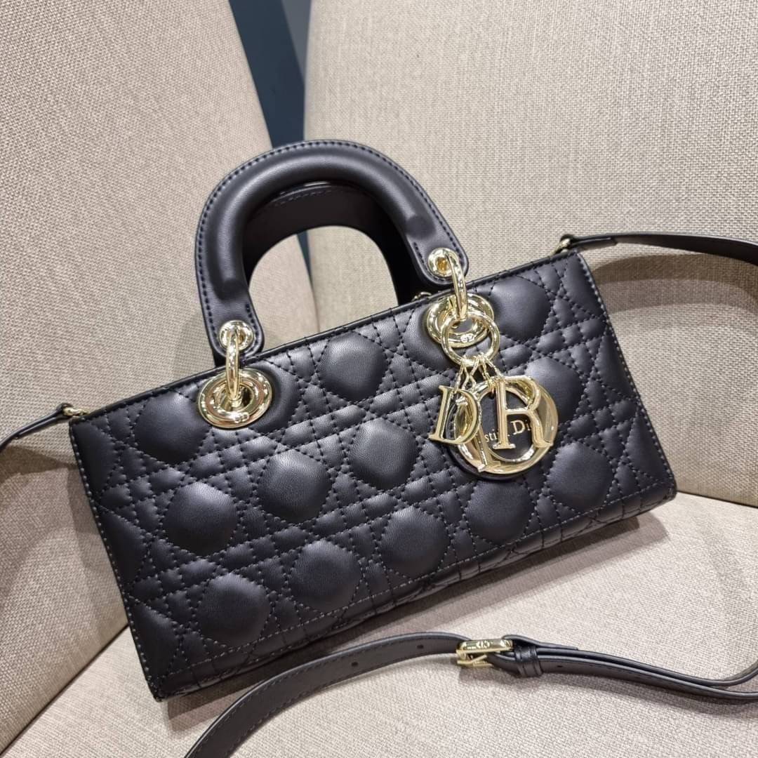 Medium Lady D-Joy Bag Cannage Lambskin / CD LADY D-JOY BAG ดีไซน์ใหม่ อัพเลเวลความหรู กับกระเป๋าสะพายข้างที่รอบนี้ดีไซน์รูปทรงโฉมใหม่ ใช้งานง่ายขึ้น สะดวกใช้มากขึ้น