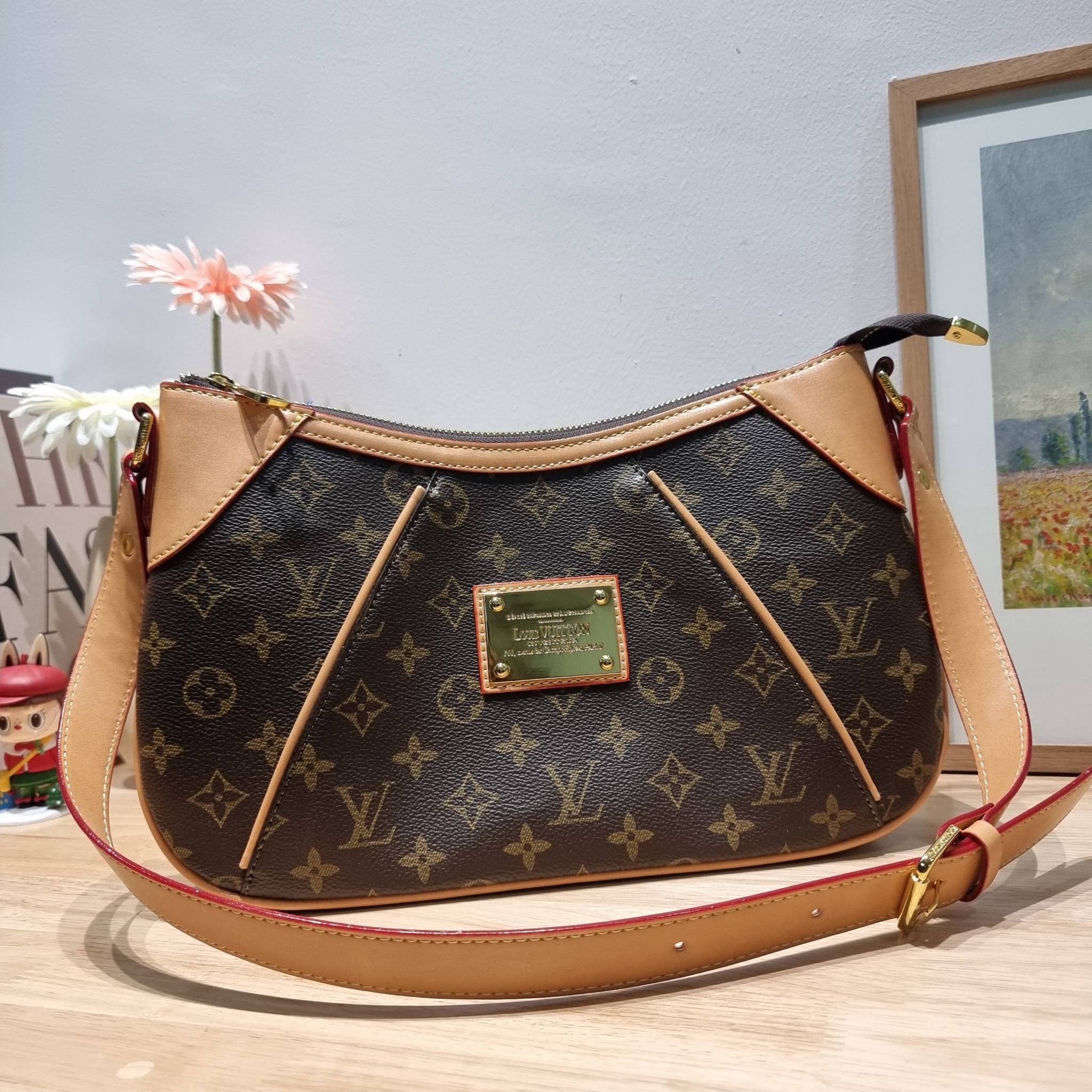 LV THAMES PM MONOGRAM BAG กระเป๋าสะพายไหล่รุ่นยอดฮิตทรงพอช ใบใหญ่กำลังดี สวยดีไซน์คลาสสิควินเทจ สายสะพายในตัวใช้งานได้คล่องตัว