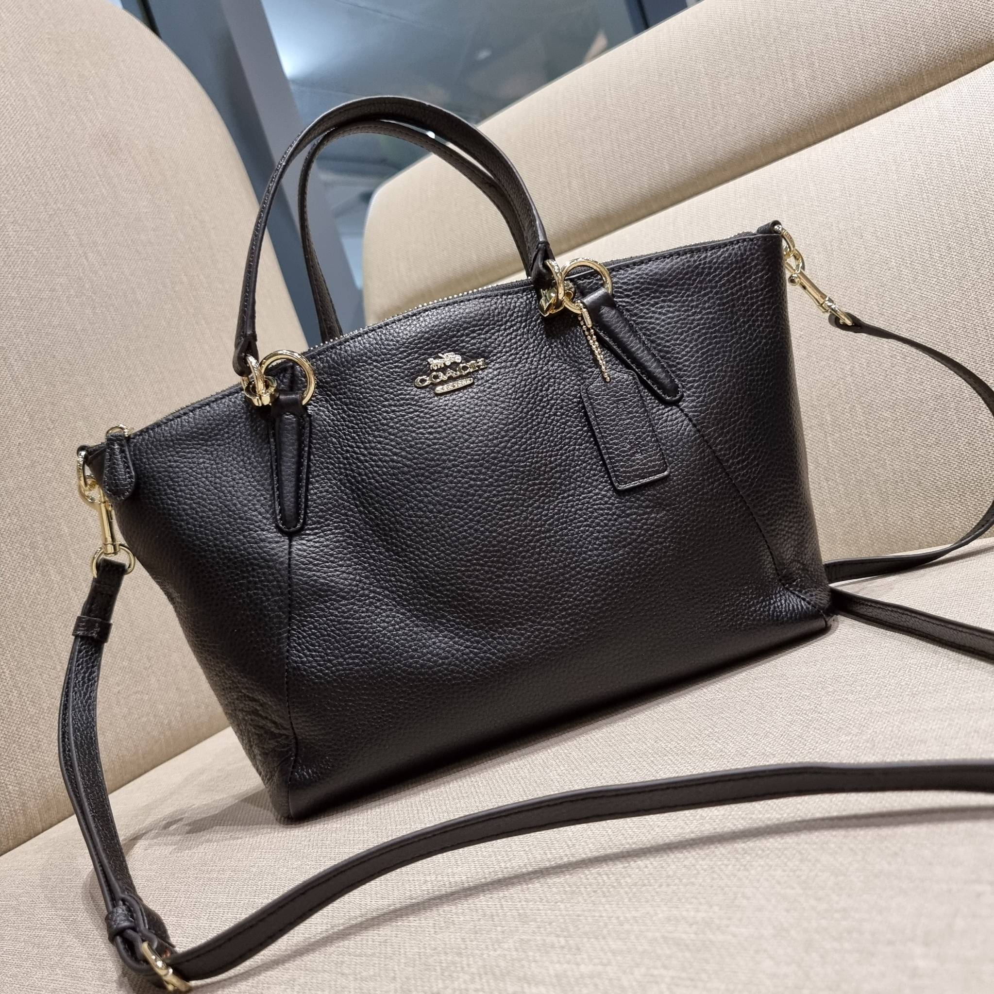 COACH F36675 SMALL KELSEY SATCHEL กระเป๋าถือ/สะพายข้าง ทรงพัดรุ่นคลาสสิค ขายดีทุกรอบ ด้วยรูปทรงที่สวย ใช้งานง่าน มีหูจับในตัว และสายครอสมาให้ วัสดุหนัง pepble สัมผัสดี (หนังจะมีรอยกดทับบ้าง ใช้งานเรื่อยๆหนังจะฟูขึ้นปกติ) เปิด-ปิดด้วยซิป รูดใช้งานง่าย ภายใ