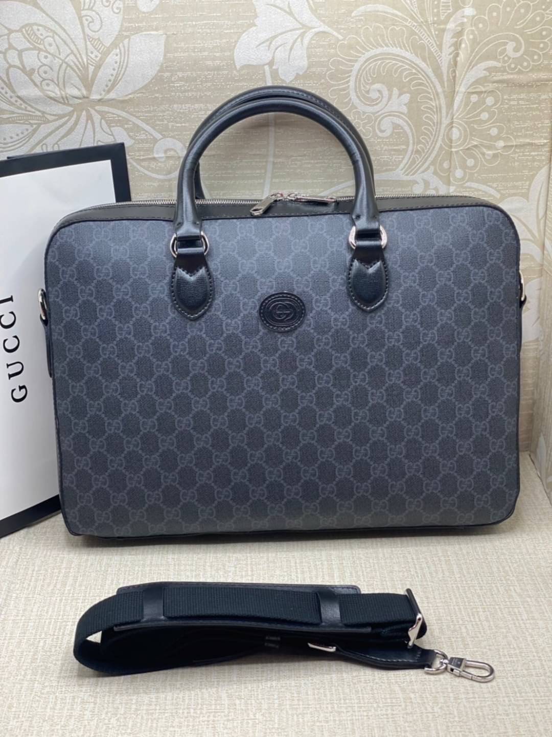 GUCCI Business case with Interlocking G กระเป๋าเอกสาร รุ่นที่ได้รับความนิยมอย่างมาก เนื่องจากมีขนาดใหญ่ จุของได้เยอะ พกพาสะดวก