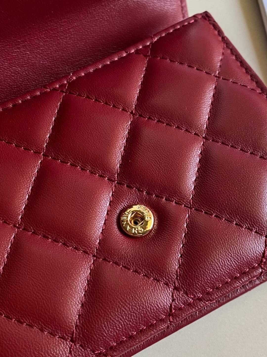 หนังแท้ VIP GIFT CHANEL MINI BLACK BAG รุ่นยอดนิยมไอเท็มฮิตวัสดุหนังแท้เรียบสวยคลาสสิคเปิดปิดด้วยฝาปิดกระดุมด้านหน้ามีโลโก้แบรนด์อะไหล่ทองสวยหรูดูดีมากกกก มาพร้อมสายโซ่ทองร้อยหนังจะสะพายไหล่ หรือ Crossbody ก็ดูดี ภายในโล่งกว้าง ตัวจริงสวยน่าใช้ Chanel min