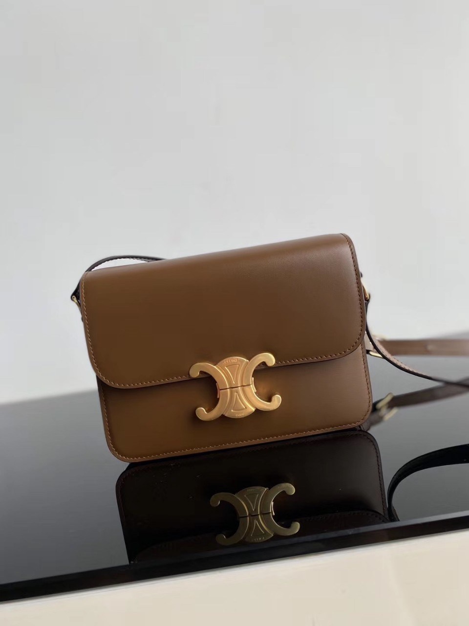 พร้อมส่ง 2 สี 2ขนาด NEW!! CELINE SHOULDER BAG VIP GIFT WITH PURCHASE (GWP) พรีเมี่ยมกิ๊ฟ Limited Edition จาก CELINE HAUTEPARFUME DUTYFREE COUNTER วัสดุหนังแท้ **เงาสวยมาก ทรงกล่องอยู่ทรง ขนาดกะทัดรัด เปิดปิดด้วยตัวล้อคแบรนด์สีทอง ภายในมีช่องใส่ของโล่ง สาม