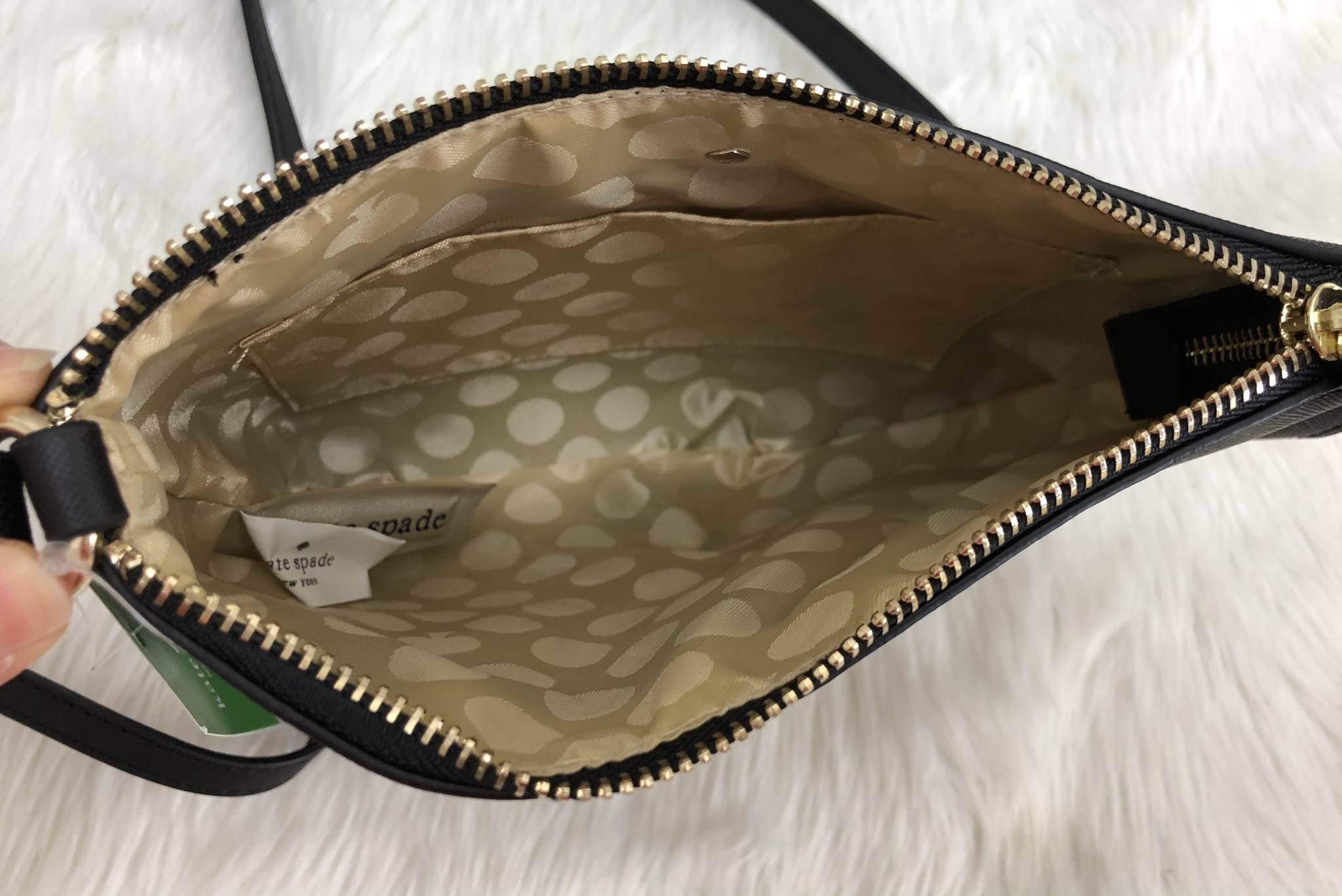 New Arrival Kate spade new york saffiano crossbody bag พร้อมส่งค่ะ!!! กระเป๋าสะพายแบบครอสบอร์ดี้ ลายหนังซาฟเฟียโน่ ทรงสวย ขนาดกำลังดีทีเดียวค่ะ ด้านหน้ามีหนึ่งช่องซิปสำหรับใส่มือถือหรือของจุกจิก เปิดปิดกระเป๋าช่องหลักแบบซิป ด้านในโล่ง ใส่ของจุพอประมาน มีช