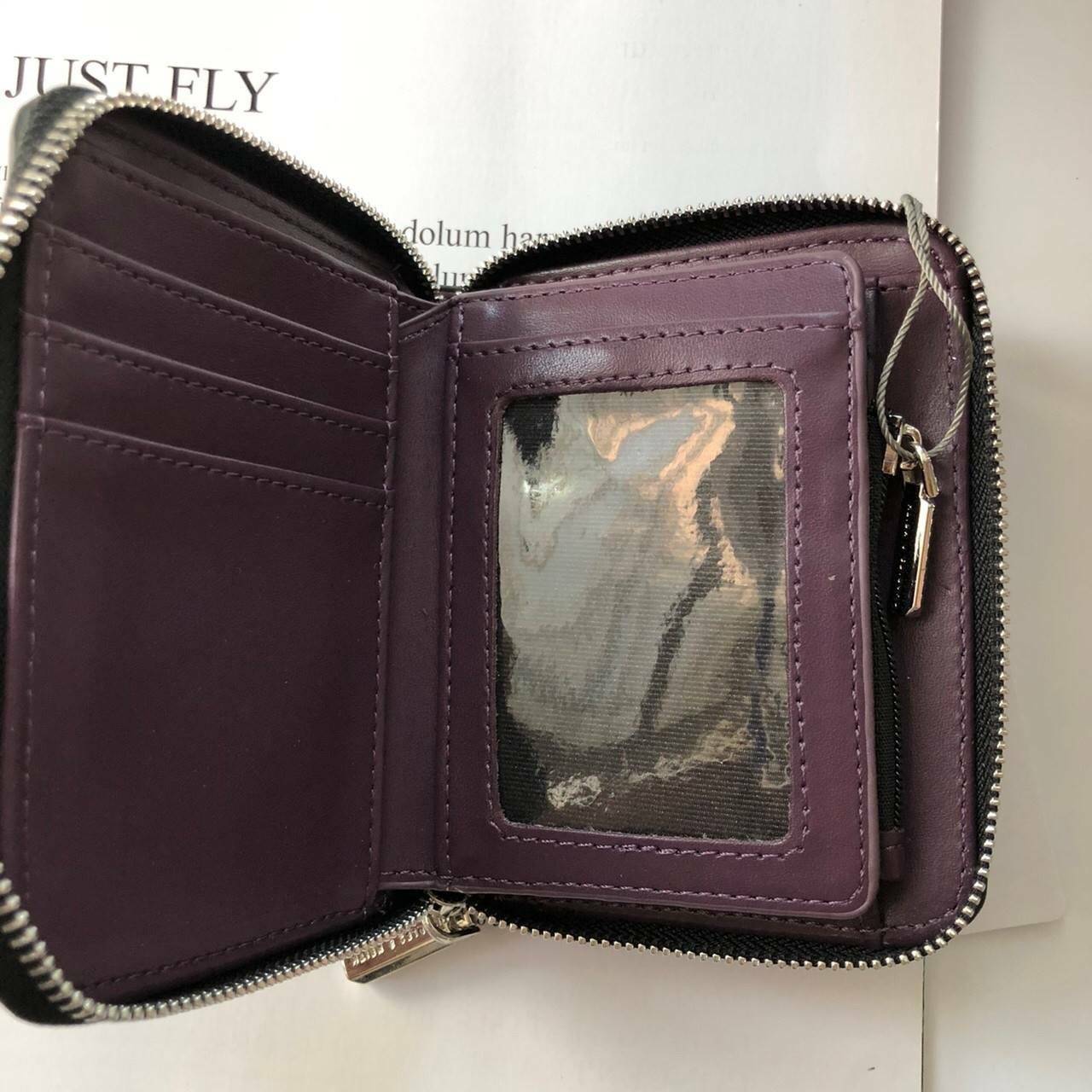 กระเป๋าสตางค์ใบสั้น CHARLES & KEITH เปิด - ปิดกระเป๋าด้วยซิปรอบ ด้านในมีช่องใส่บัตร ช่องใส่ธนบัตร ช่องใส่รูป และช่องซิปค่ะ