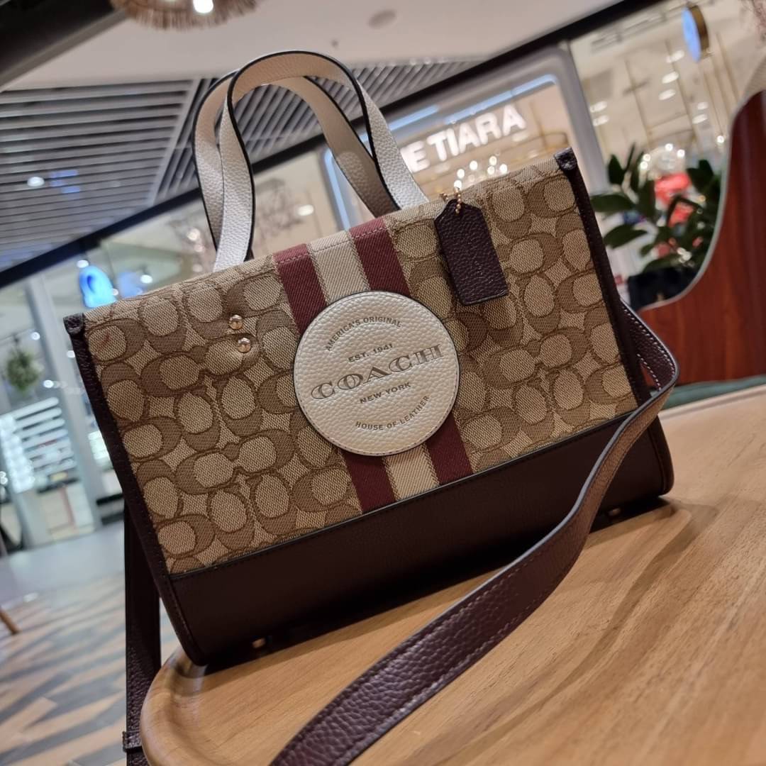 ใบใหญ่ COACH C8407 DEMPSEY CARRYALL IN SIGNATURE JACQUARD WITH STRIPE AND COACH PATCH ใบใหญ่ จุใจ คอลเลคชั่นใหม่ สีที่สาวๆรอคอย สวยคม ละมุนและมีความหรูในตัว กับกระเป๋าทรงโท้ท ไซส์ใหญ่ที่สามารถจุของได้แบบไม่ต้องกังวล ฟังก์ชั่นการใช้งานสะดวกที่สุด มีทั้งสาย