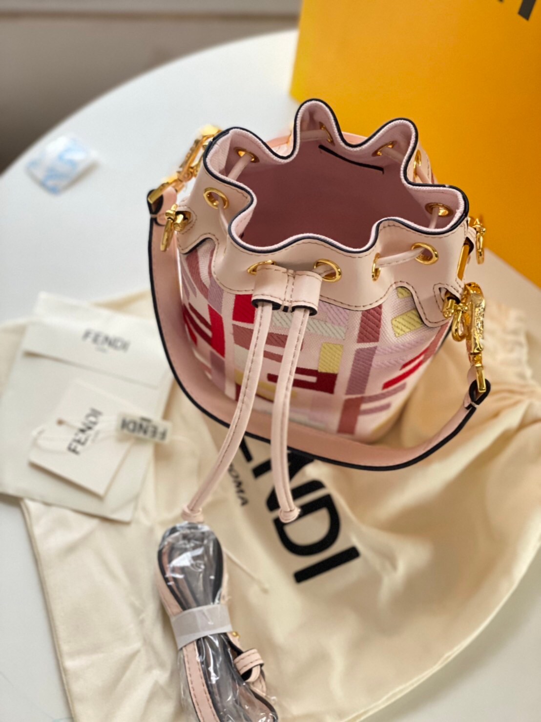 VIP GIFT 】FENDI Bucket in Pastel Bag สีหวานน่ารัก โดดเด่นด้วยสีสันสะดุดตา ดูแพงมากกกกก จัดหนักกันไปเลย กับรุ่นที่สาวๆรอคอย พร้อมเสิร์ฟความสวยให้ถึงบ้านแล้วน้า กระเป๋าบัคเก็ตทรงยอดนิยม ดีไซน์ใหม่ล่าสุด ยูนีคไม่เหมือนใคร งานฝีมือมากๆ ภายในเป็นช่องโล่งกว้าง 