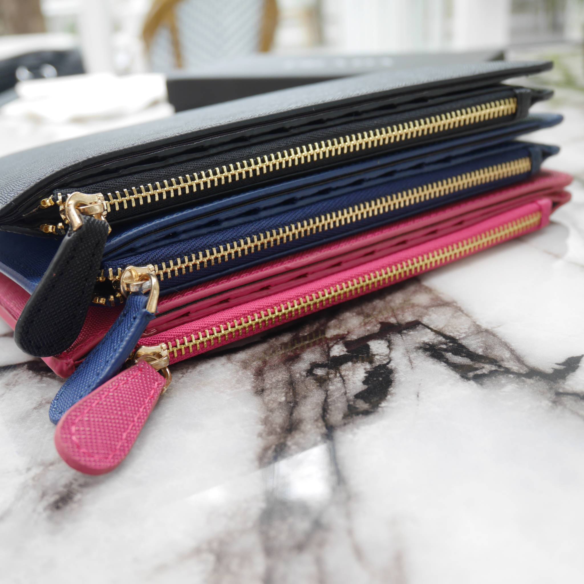 Best Seller รุ่นขายดีเว่อร์วัง♡♡ PRADA LONG WALLET **สำหรับคนชอบใส่บัตรเยอะ แนะนำรุ่นนี้คะ กระเป๋าสตางค์ทรงสวย สะดุดตา หนังสัมผัส Safiano จากแบรนด์ PRADA มีช่องใส่นามบัตรมากถึง 16 ช่อง ด