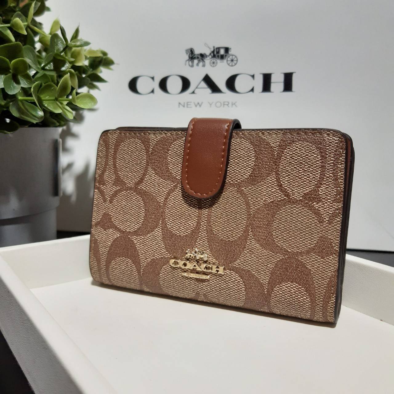 ของแท้ COACH F23553 MEDIUM CORNER ZIP WALLET IN SIGNATURE CANVAS กระเป๋าสตางค์ใบกลาง ขนาดกำลังเหมาะมือ