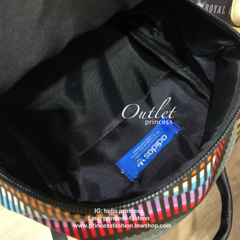 ADIDAS AUTHENTIC IP MINI BACKPACK กระเป๋าที่เปลี่ยนได้ถึง3ลุคช์ ซึ่งเป็นได้ทั้งเป้ สะพาย ครอสบอดี้ หรือจะถือเก๋สุดๆ วัสดุหนังpu แต่งลายหนังด้านหน้า หนังนิ่มถือจับสบายมือ มีช่องซิปใช้งาน2ช่อง ใส่กระเป๋าสตางค์ยาว/โทรศัพท์มือถือและของจุกจิกได้เยอะเลยคร้า!!