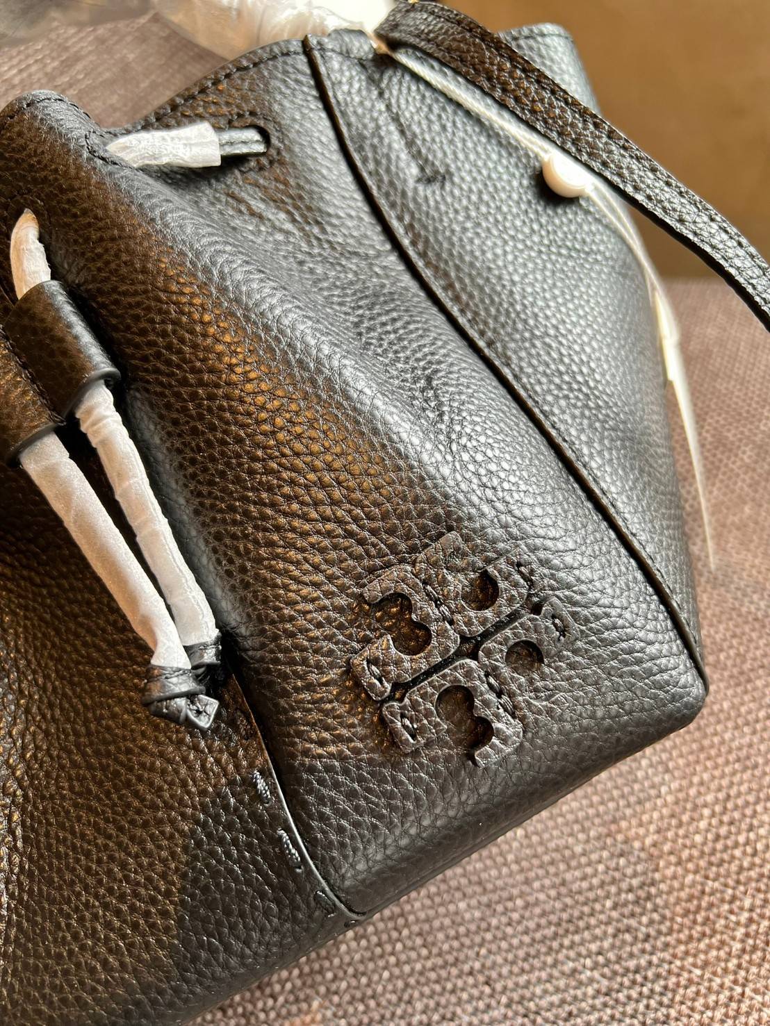 TORY BURCH MCGRAW DRAGONFLY MINI SATCHEL ((90474)) พร้อมส่งที่ไทย แนะนำต้องมีติดตัว สวยมากๆ! กระเป๋าหิ้วหรือสะพายข้างได้ หนังแกะนิ่มสวย อย่างดีเลยค่ะ ดีเทลด้านหน้าแบบหูรูด ปากกระเป๋าเปิดปิดแบบกระดุมแปลก ภายในโล่งกว้าง ใส่ของได้ครบครันหายห่วงค่ะ; มีช่องให้