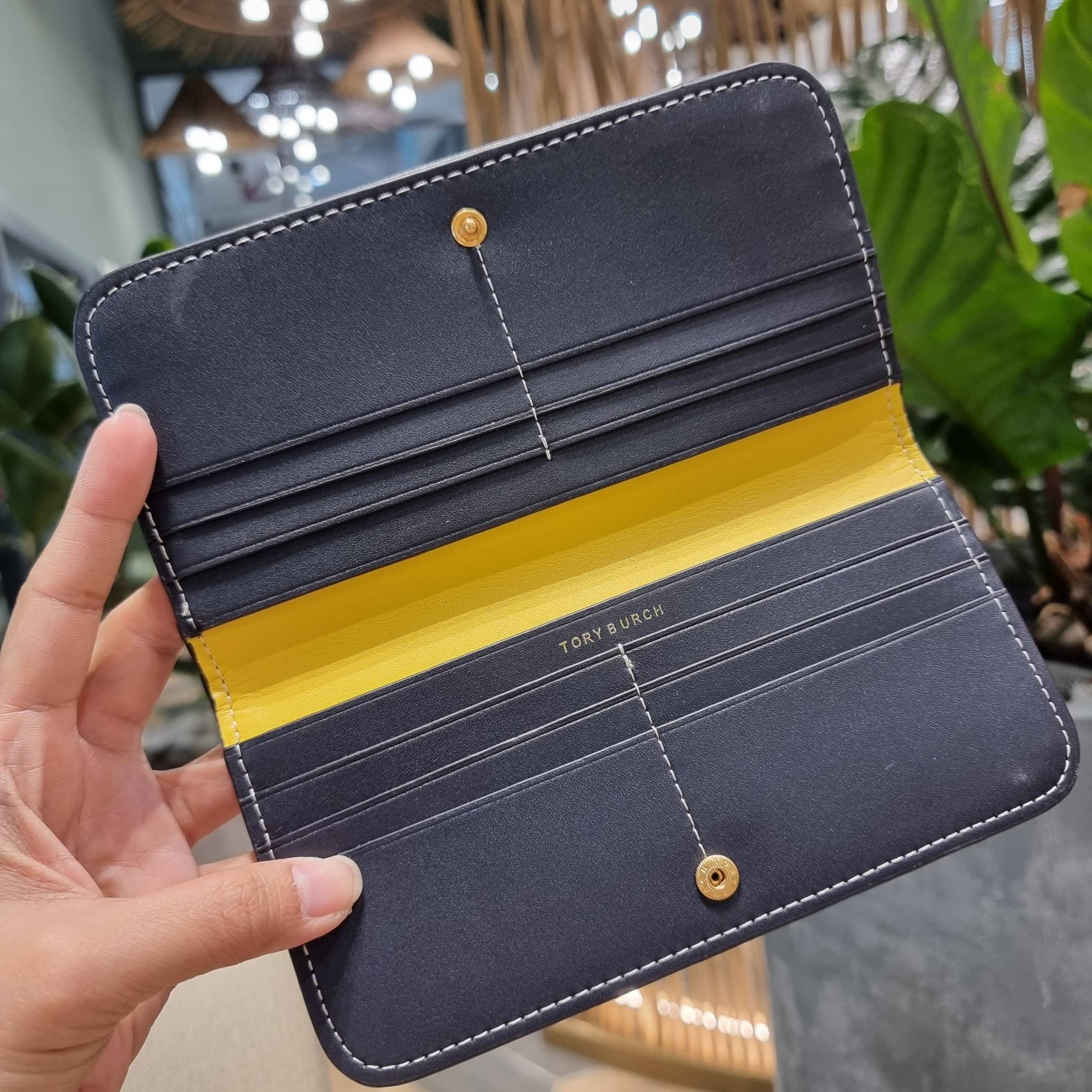 TORY BURCH T MONOGRAM JACQUARD SLIM WALLET ของดีมีให้ที่นี่แบบจัดเต็ม กระเป๋าสตางค์ใบยาว รุ่นสลิม สวยหรู ขนาดกำลังเหมาะมือ ถือแล้วขับผิว วัสดุผ้า jacquard ตัดสลับหนังแท้ ภายในสวยคมม้าก!! มีช่องใส่บัตรได้แบบเน้นๆ และช่องใส่ธนบัตรได้ ด้านหลังมีช่องซิปอีกหนึ