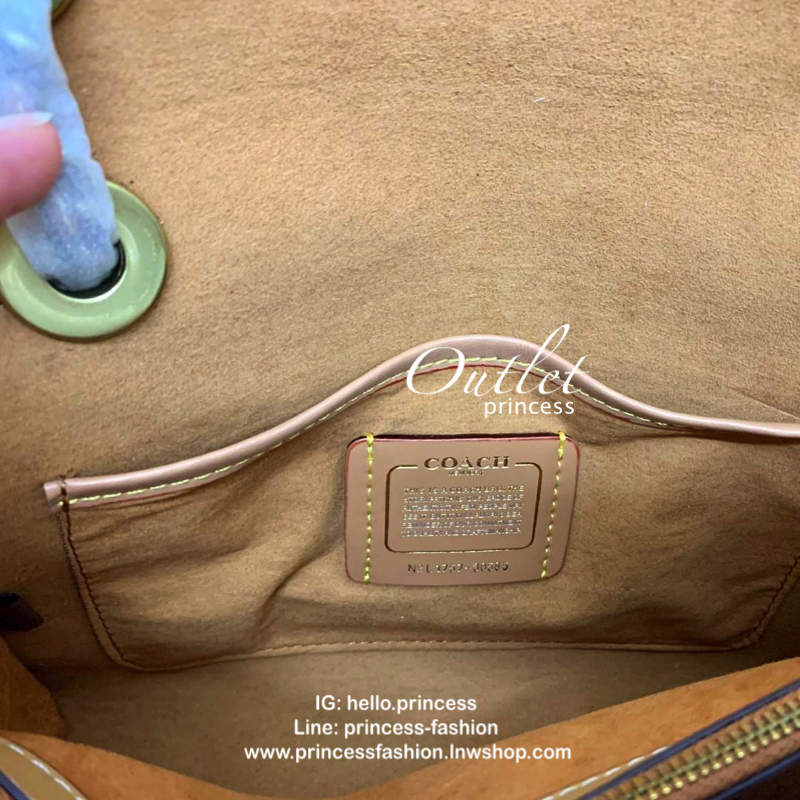 COACH PARKER SIGNATURE SHOULDER BAG กระเป๋าสะพายข้าง/ crossbody หนังแกะแท้ น้ำหนักเบา สวยหรู เปิดปิดกระเป๋าแบบหมุนล็อค อะไหล่รูปเป็นดอกคามิเลีย ภายในกระเป๋ากว้าง แบ่ง 2 ช่องหลัก ช่องซิปคั่นกลางเป็นสัดส่วน ใส่ wallet ยาว ของส่วนตัวใช้ได้ บุหนังกลับผสมกำมะห