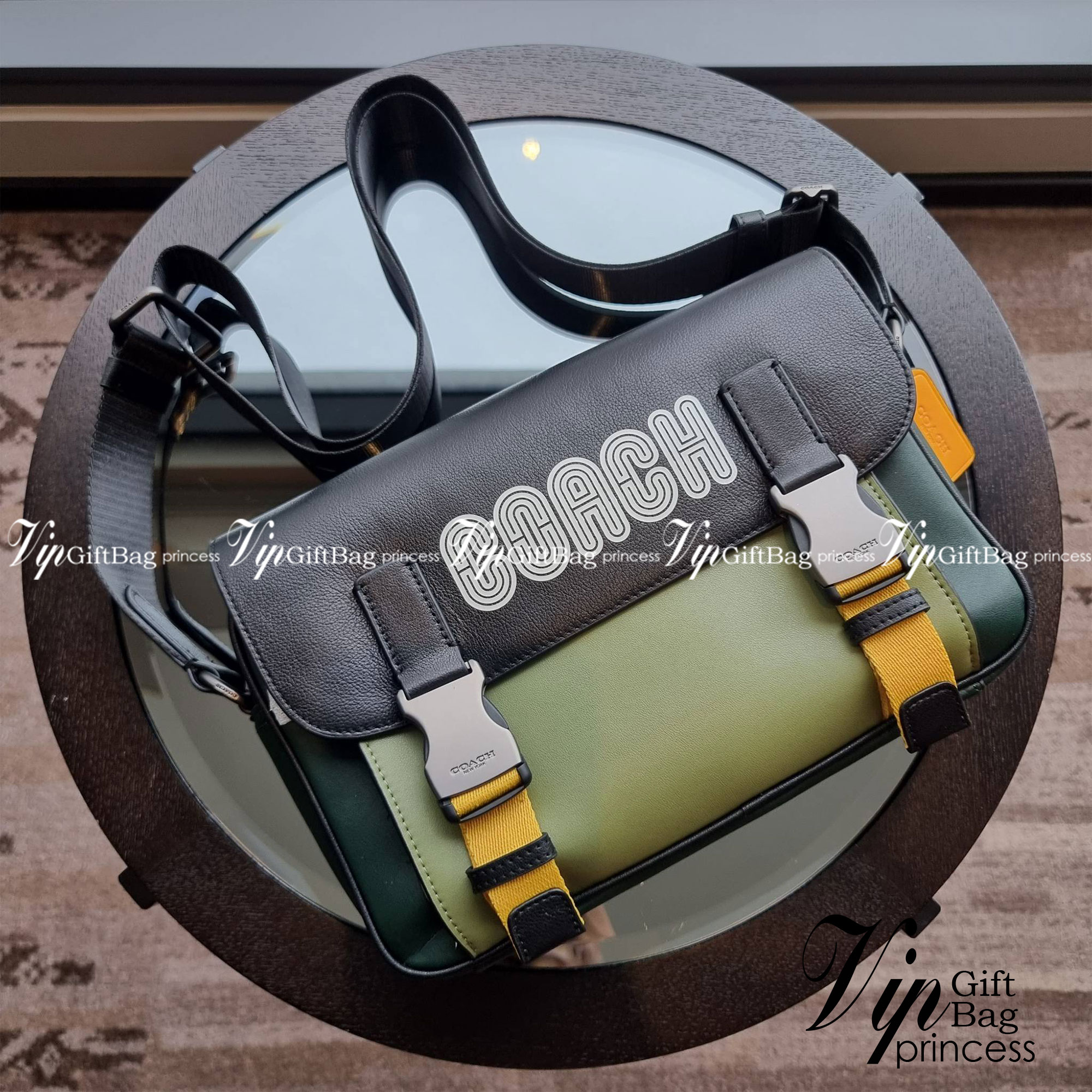 COACH TRACK CROSSBODY IN COLORBLOCK WITH COACH PATCH C6657 C8128 หล่อบอกต่ออีกหนึ่ง กระเป๋าสะพายทรงแมสเซ็นเจอร์ รุ่นเอาใจหนุ่มๆ ที่สาวๆก็อยากใช้!! ด้วยดีไซน์สีคัลเลอร์บล็อคที่โดดเด่น ทำให้ดูน่าใช้งาน วัสดุหนังแท้ สวยคมซ่อนหรู ฝากระเป๋ามีตัวล็อคแน่นหนา เปิ