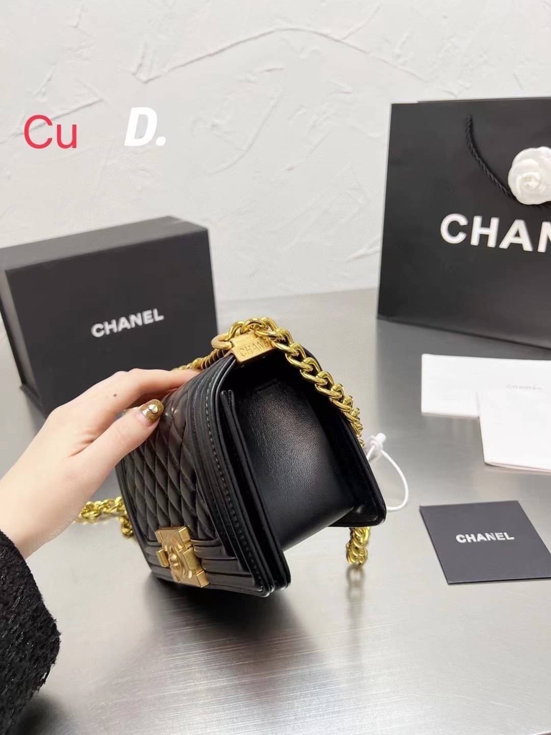 CHANEL BOY 8" กระเป๋าสะพายทรงคลาสสิค มีงานหนังเรียบ และหนังคาเวียร์ อะไหล่เงิน/ทอง ตามรูป สวยหรูมาแต่ไกล สามารถสะพายออกงานได้หลายโอกาส สวยงามไม่ผิดหวังค่ะ