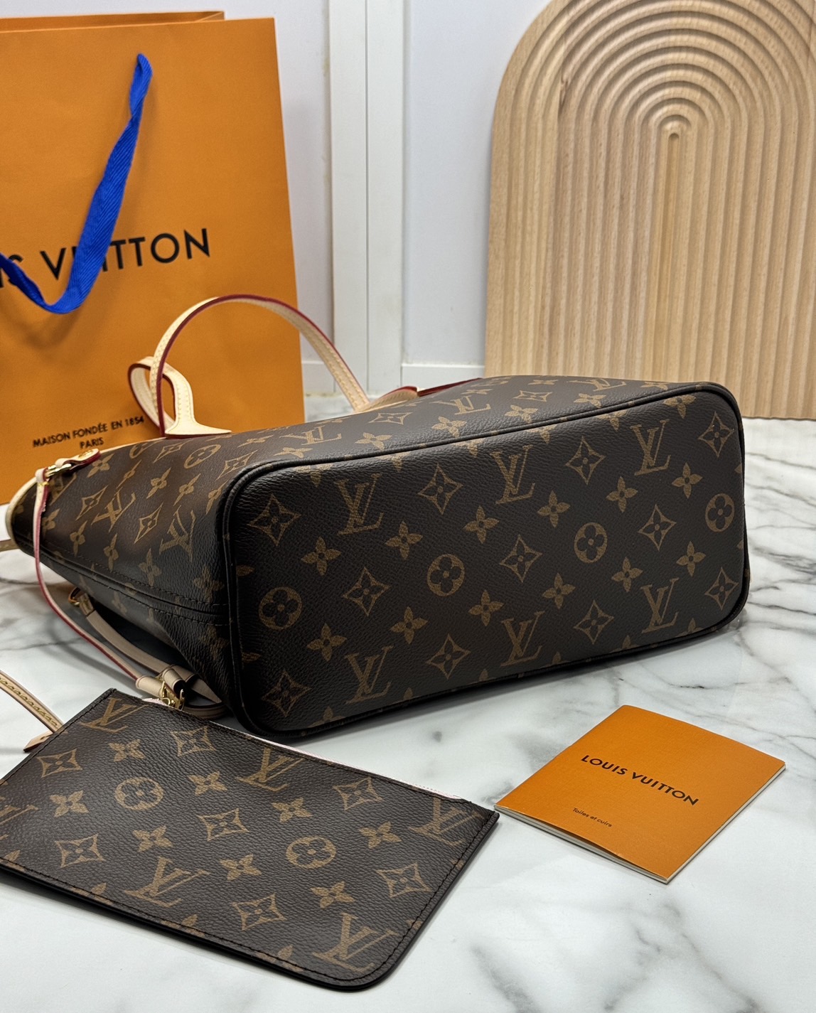 TOP ORI หนังแท้ | LV Neverfull PM bag Monogram Canvas กระเป๋าสะพายทรงโท้ท PM ดีไซน์คลาสสิกเหนือกาลเวลาเข้ากับดีเทลที่สืบทอดมายาวนาน Monogram แคนวาสแต่งขอบหนัง ดีไซน์พื้นที่ด้านในกว้างทว่าดูเพรียวบาง