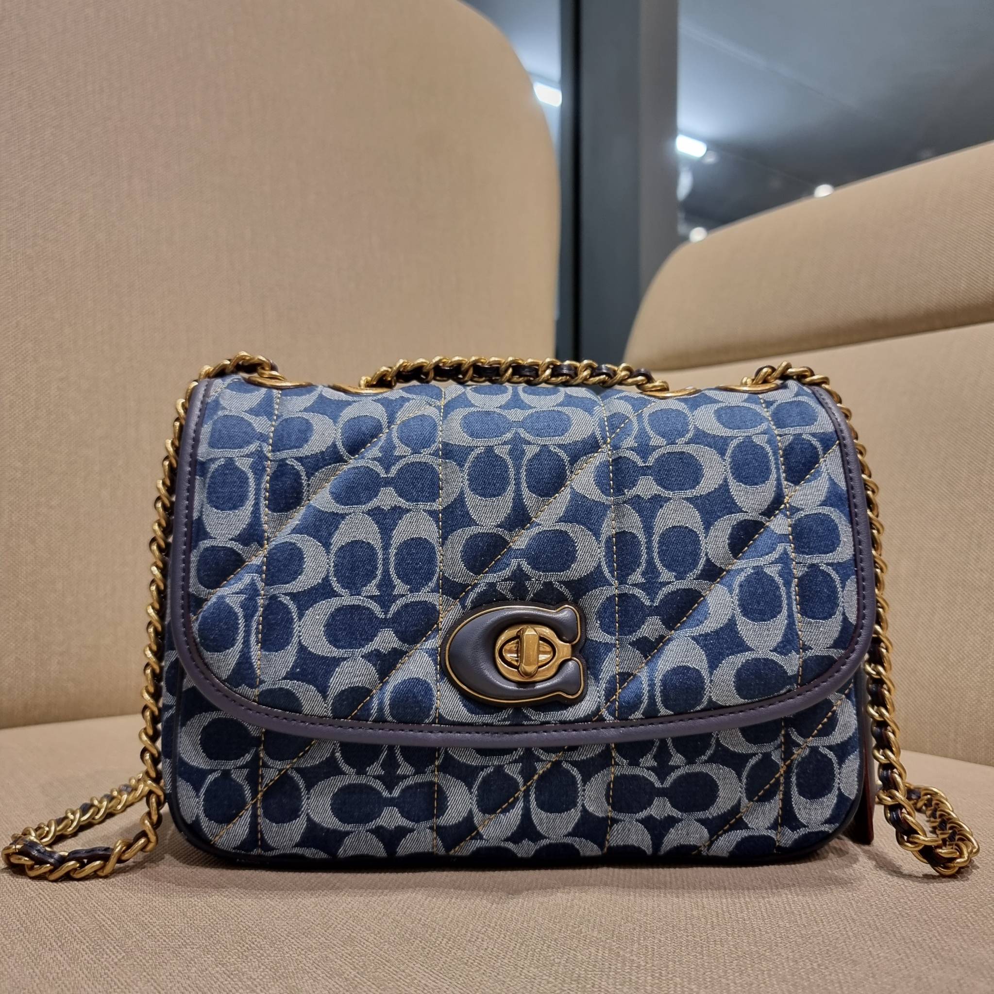 COACH CA104 PILLOW MADISON SHOULDER BAG IN SIGNATURE DENIM WITH QUILTING หรูหราที่หนึ่งต้องยกให้เลย กับไอเท็มนี้ กระเป๋าสะพายดีไซน์สุดล้ำ เดินเส้นสวยคม วัสดุผ้าเดนิม สวยเฉียบ ดูแพง เปิด-ปิดด้วยตัวบิดล็อค ใช้งานสะดวก ด้านหลังมีช่องเก็บของจุกจิกได้ ภายในแบ่