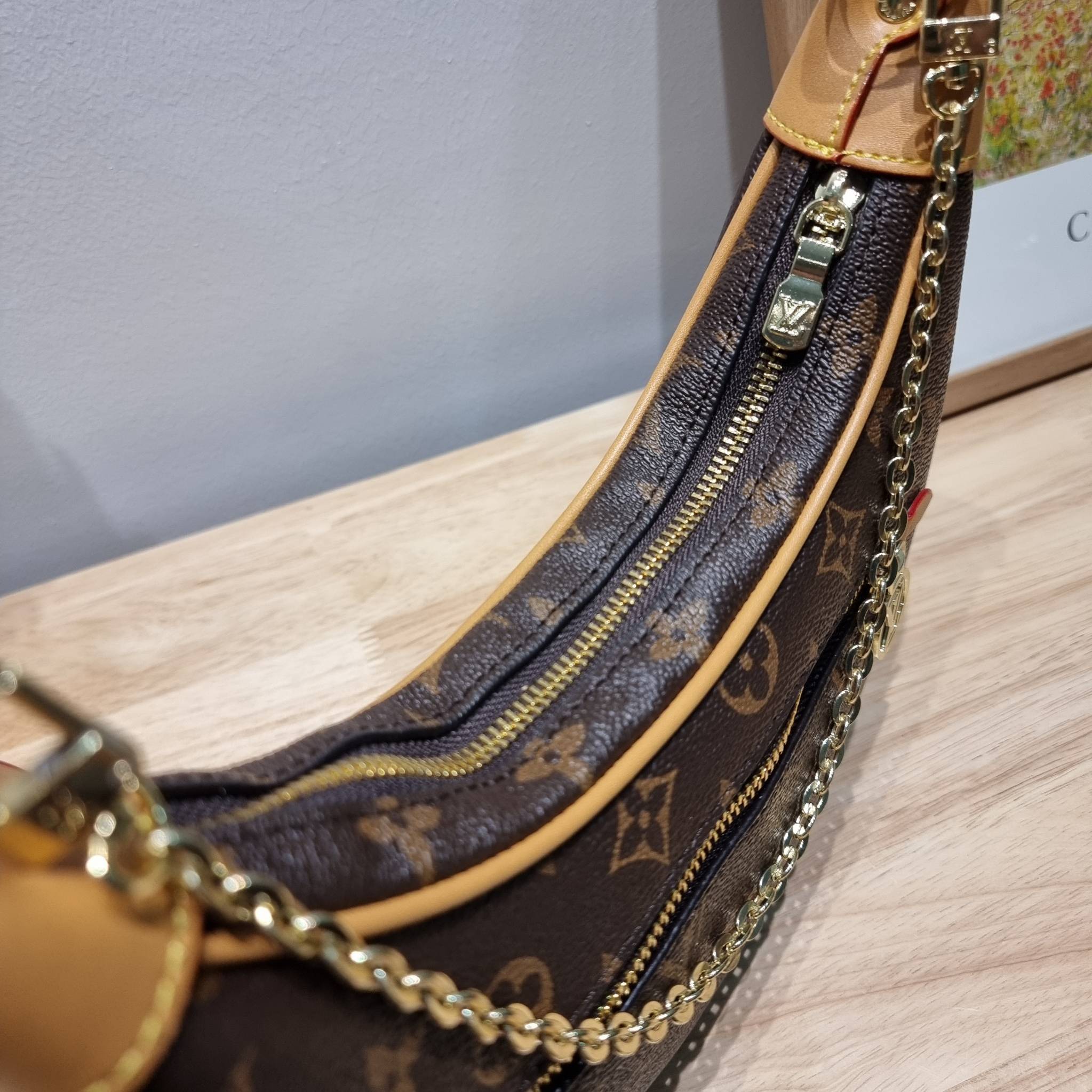 สุดยอดเดอะเบสท์ไอเท็ม ต้องยกให้เลย กับกระเป๋าสะพายทรงบาแกตต์ สวยหรู ดูแพงมาแต่ไกล LV loop bag ยังคงคลาสสิค ผู้ดี หรูหรา ขนาดกำลังพอดี ใส่โทรศัพท์ได้ทุกรุ่น วัสดุหนังแคนวาสคุณภาพ ด้านหน้ามีช่องซิปแยก สายสะพายมีมาให้ถึง 2 แบบ สลับใช้ได้เลยแบบไม่มีเบื่อ จะลุ