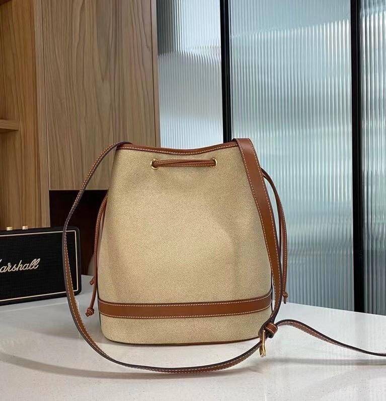 Celine Vip Gift Bag กระเป๋าถือหรือสะพายไหล่ วัสดุ Canvas สวยหรูอยู่ทรง อะไหล่ทอง ติดโลโก้แบรนด์ด้านหน้า หรูหรา มีสายยาว ถอดสายได้ ปรับระดับได้ น้ำหนักเบา มาพร้อมถุงผ้าแบรนด์ ไม่ควรพลาด ใบจริงสวยมากก คุณค่าที่คุณคู่ควรค่า