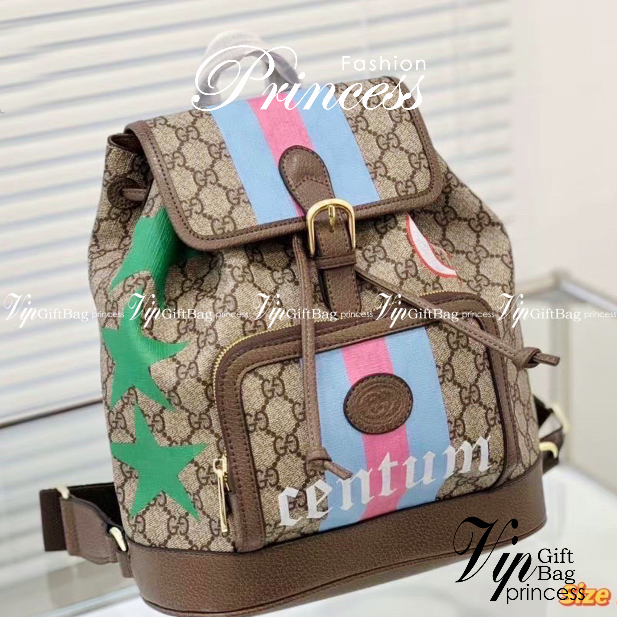 GUCCI Backpack with Interlocking G / GG Coated Canvas Backpack กระเป๋าเป้กุชชี่ใช้ได้ทั้งหญิงชาย ไม่ว่าจะวันธรรมดาหรือวันไปเที่ยว เพียงแค่สะพายกระเป๋าเป้ใบนี้ติดตัวไปด้วย ก็เพิ่มความมีสไตล์ให้กับตัวเองได้แล้ว ด้วยรูปทรงและลายตารางอันเป็นสัญลักษณ์ของแบรนด์