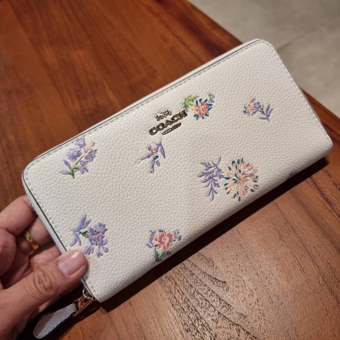 COACH ACCORDION ZIP WALLET IN SIGNATURE CANVAS WITH DAISY BUNDLE / MEADOW PRAIRIE / SPACED WILDFLOWER / DAISY BUNDLE PRINT C0033/F31778/69832 กระเป๋าสตางค์ใบยาว ลวดลายน่ารักน่าใช้มากๆ พื้นเป็นลายซีเอกลักษณ์ วัสดุหนังแคนวาสเคลือบลาย เปิด-ปิดด้วยซิปรอบ ใส่ม