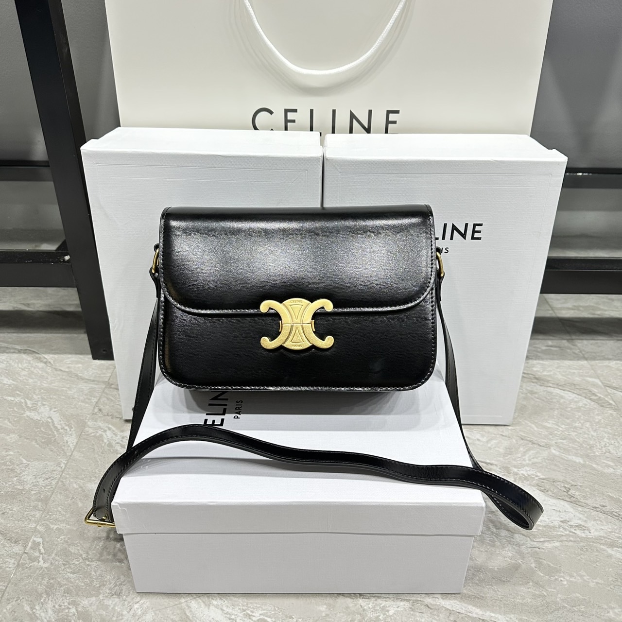 ORI หนังแท้ | 9" CELINE CLASSIQUE TRIOMPHE bag in natural leather กระเป๋าสะพายรุ่นยอดนิยม ด้วยรูปทรงสี่เหลี่ยมผืนผ้า ดีไซน์คล่องตัวถ่ายทอดให้เห็นถึงแก่นแท้ของสไตล์