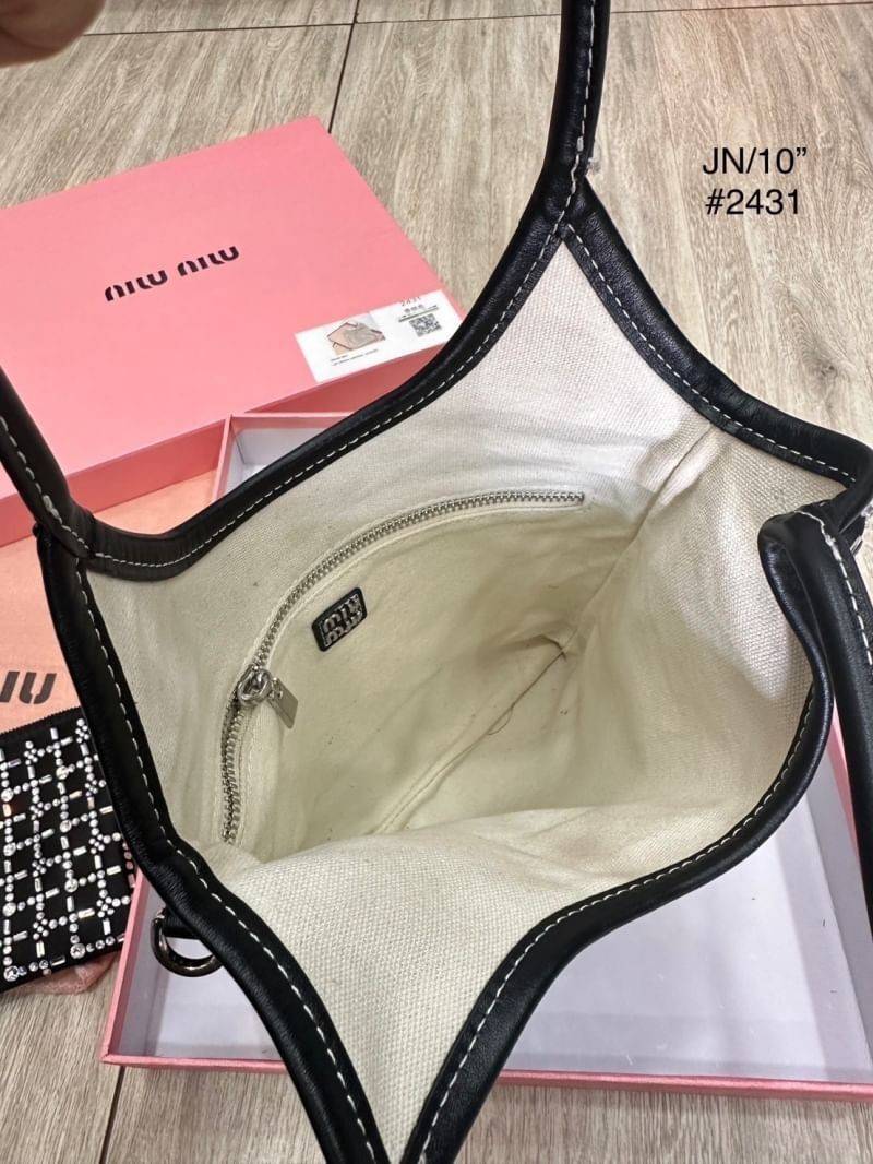 MIU MIU small crystals net tote bag กระเป๋าทรงโท้ทไซส์เล็ก น่ารัก สุดคิ้วประดับคริสตัลสวยงามที่สุด เอาใจสาวๆ สายหวาน ไอเท็มใหม่รีบมีใช้ก่อนใคร สวยก่อนใครได้แล้วน้า