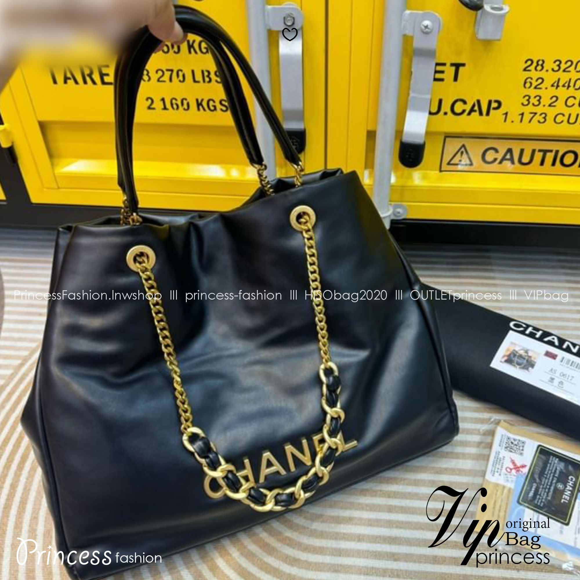 Chanel Tote Leather Bag กระเป๋าทรงโท้ทใบใหญ่ หนังเรียบผิวสัมผัสดีงามน่าหลงใหล อะไหล่สีทองเงางาม ดีไซส์เรียบหรูใช้งานง่าย รุ่นนี้สามารถใช้ได้ทั้งผู้หญิงและผู้ชายน้า