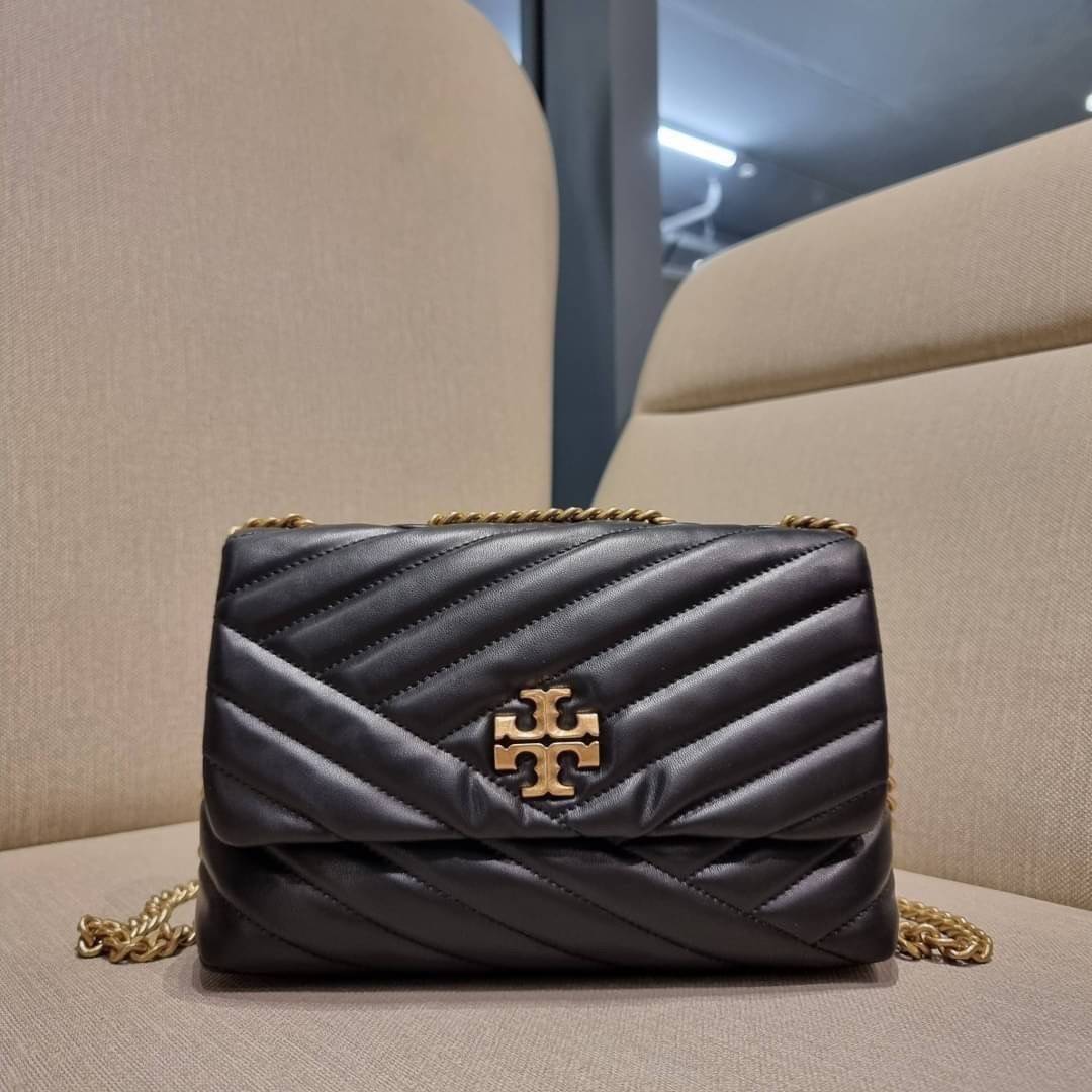 TORY BURCH KIRA CHEVRON CONVERTIBLE SHOULDER BAG (SMALL / MEDIUM) กระเป๋าสะพายรุ่นยอดฮิต ไซส์คลาสสิค ที่ใช้ยังไงก็ดูหรู ดีไซน์เฉพาะตัว วัสดุหนังแกะ สัมผัสนิ่ม เปิด-ปิดด้วยกระดุมแม่เหล็ก ภายในเป็นช่องโล่ง ใส่กระเป๋าสตางค์ มือถือ เครื่องสำอางค์ พาวเวอร์แบงค
