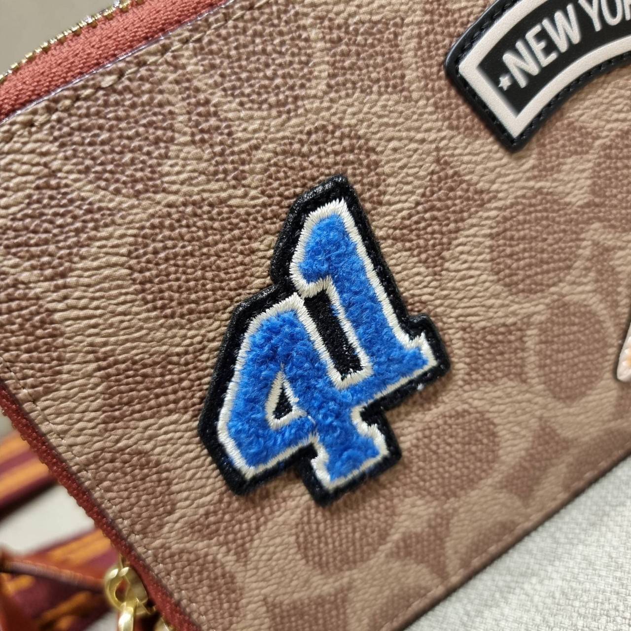 COACH C6744 CHARTER SLIM CROSSBODY IN SIGNATURE CANVAS WITH PATCHES คอลเลคชั่นฮอลิเดย์ สดใสพร้อมปังพร้อมส่ง!! น่ารักมากๆกับดีไซน์สกีเรทโทรวินเทจ วัสดุหนังแคนวาสเคลือบลายสลับหนังแท้ โดดเด่นด้วยแพทช์ลายสวยคม ดีเทลความเลิศมันอยู่ตรงนี้!! ตรงที่มีน้องใบเล็กมา