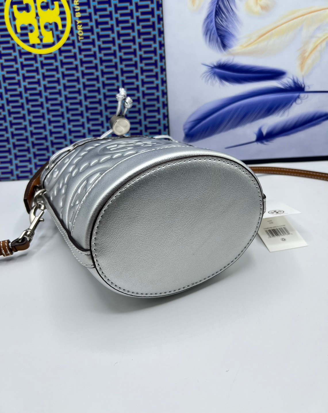 6 สี Tory Burch Puffy Mini / Tory burch T Monogram Puffy Patent Mini Bucket Bag / Tory Bucket Bag กระเป๋าบัคเกต size เล็ก โดดเด่นด้วยโลโก้ตัวนูนปั๊มด้านหน้า