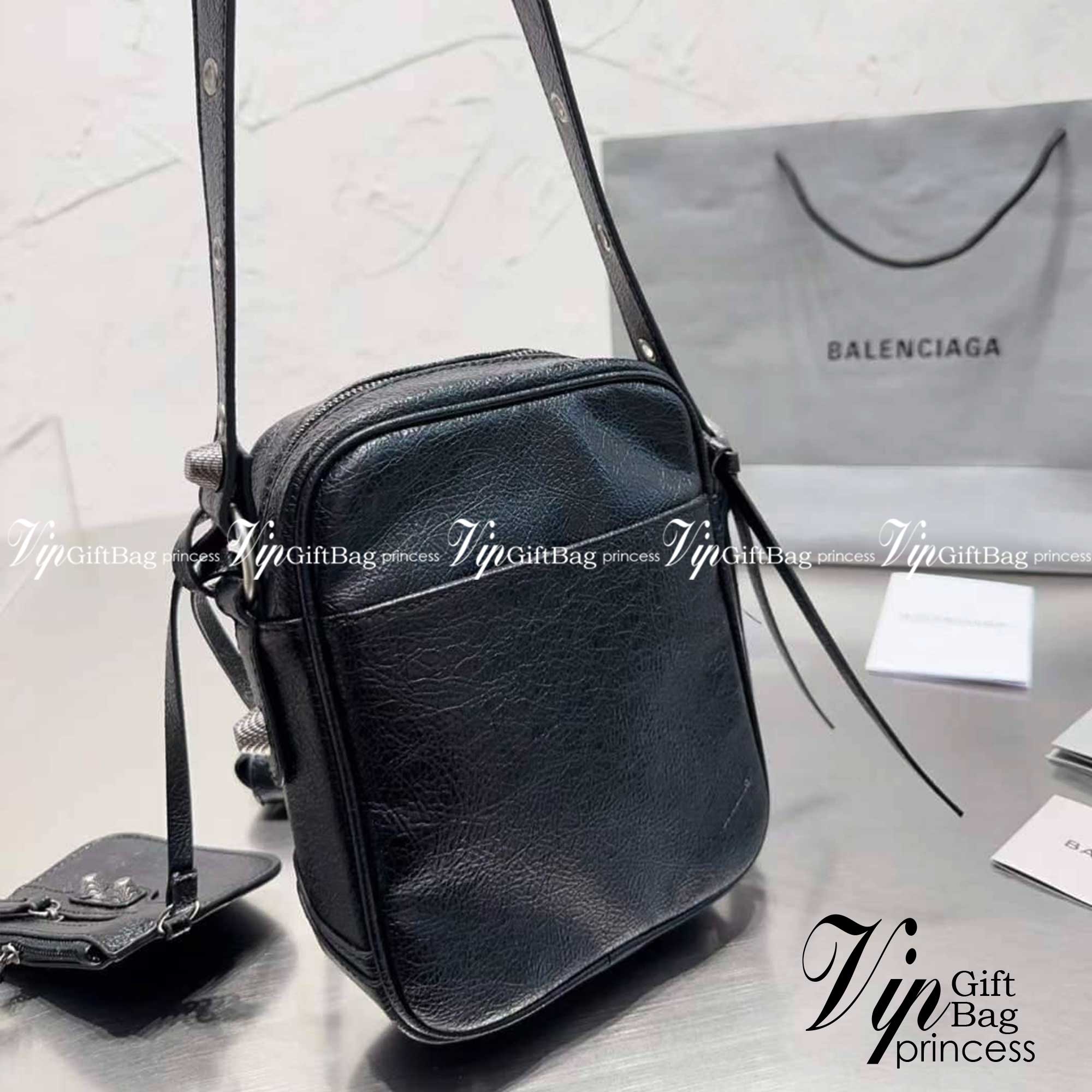 BALENCIAGA Le Cagole Men Crossbody Bag in Black / BALENCIAGA Messenger Bag กระเป๋าสะพายเท่ๆ คลาสสิกแบล็ค หนุ่มๆ หรือสาวเท่ ห้ามพลาดเชียวค่ะ ภาพถ่ายจากงานขายจริง ใช้งานต่างประเทศได้