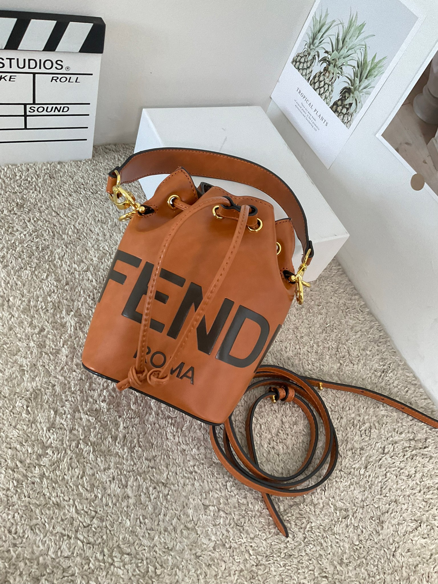 FENDI MON TRESOR MINI LEATHER BUCKET IN BROWN ทรงขนมจีบสุดฮิต! เปิดปิดด้วยตัวเปิดแบบรูด ภายในมีช่องใส่ของหลัก ใส่กระเป๋าสตางค์กลาง + มือถือได้ ทรงนี้กำลังมาแรงมาก อะไหล่ทอง มีสายให้สองแบบ ปรับเปลี่ยนลุคได้ง่าย พร้อมส่งที่ไทยราคาสุดคุ้มห้ามพลาดค่ะ!